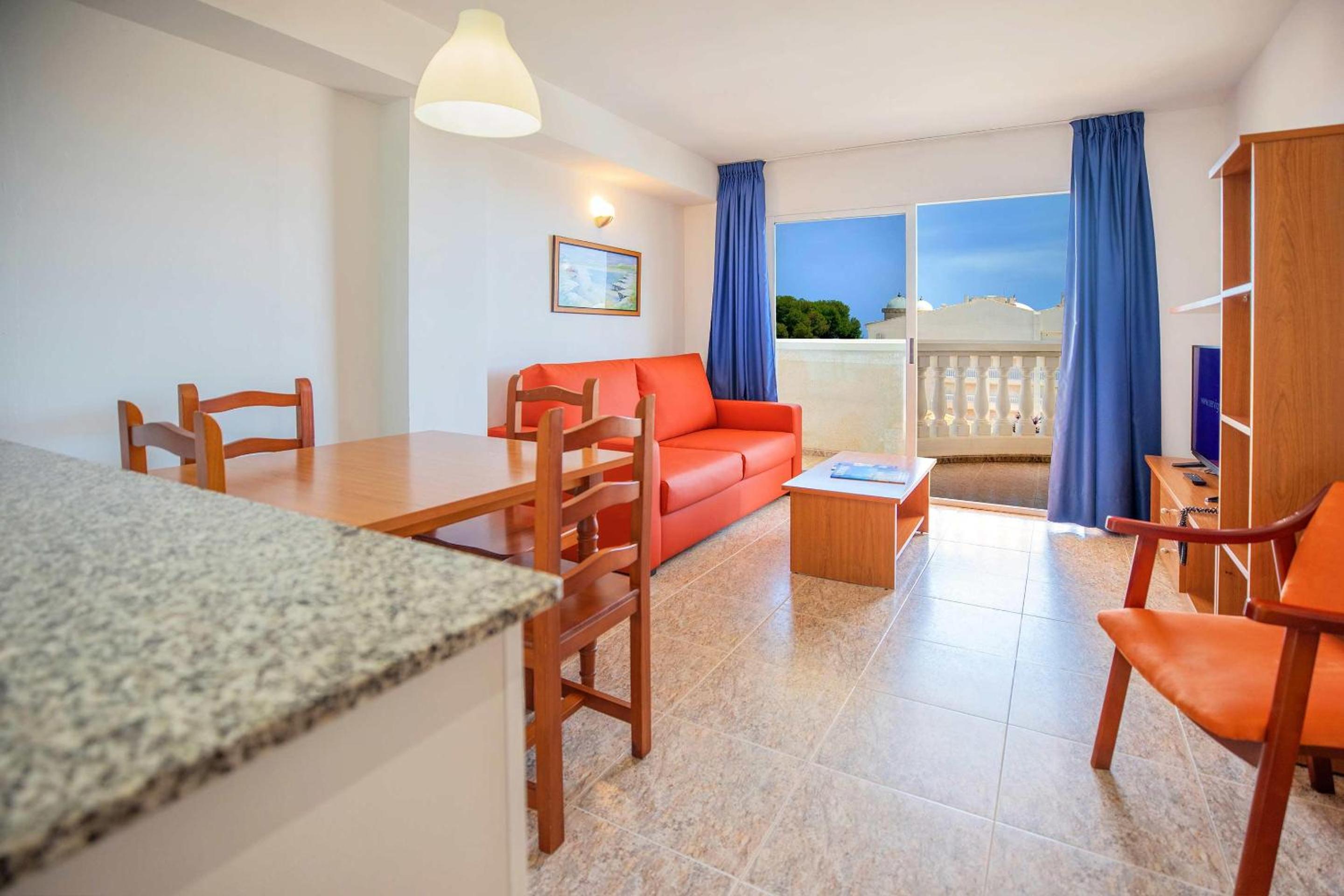 Family Room (2 Adults + 3 Children)