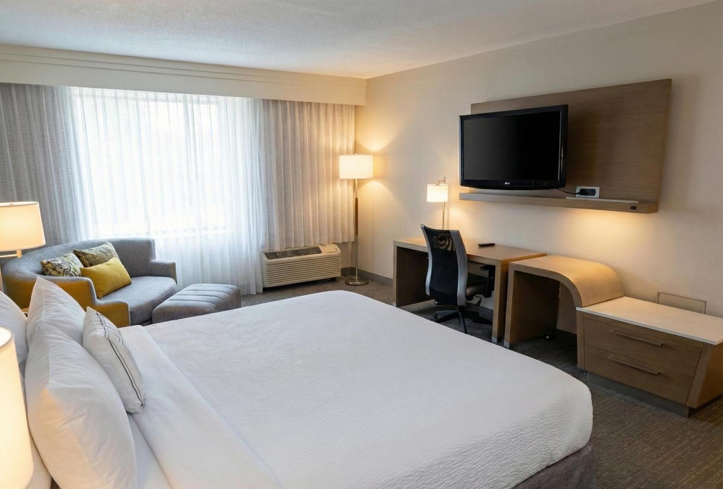 King Room with Bath Tub - Accessible/Non-Smoking - Photo 1
