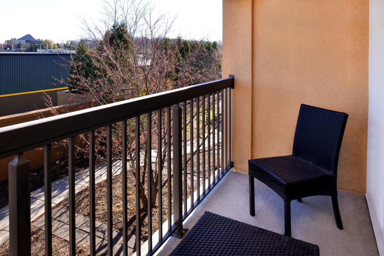 Standard Queen Room with Two Queen Beds and Balcony - Non-Smoking photo 1