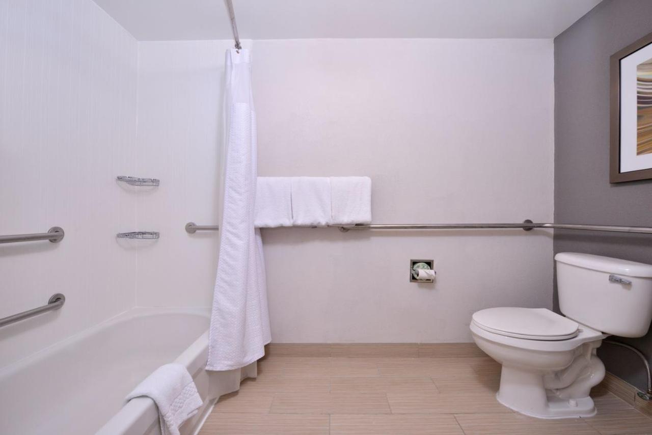 King Room with Bath Tub - Accessible/Non-Smoking - Photo 4