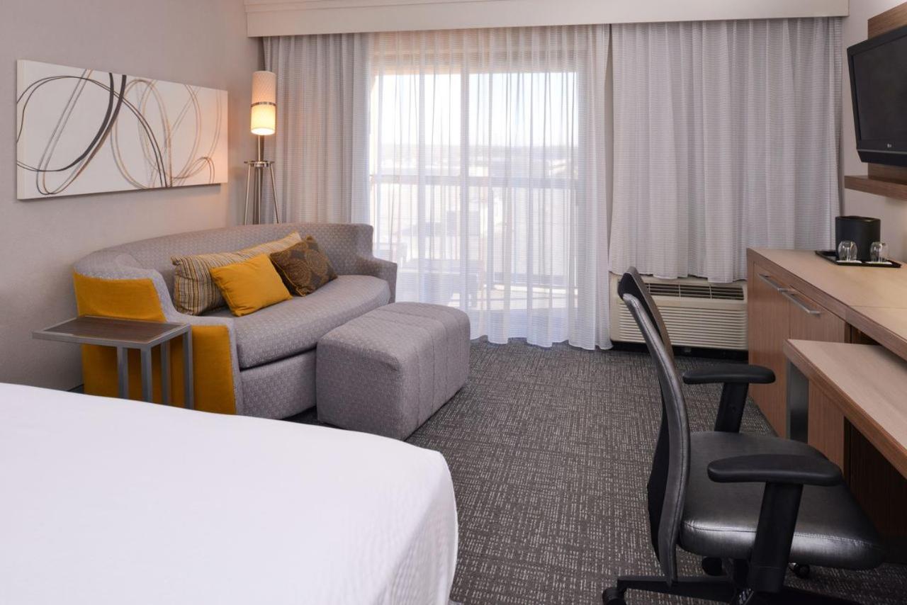 King Room with Sofa Bed - Non-Smoking - Photo 4