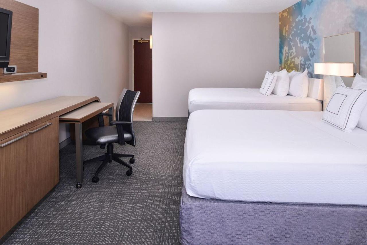 Queen Room with Two Queen Beds - Accessible/Non-Smoking - Photo 7