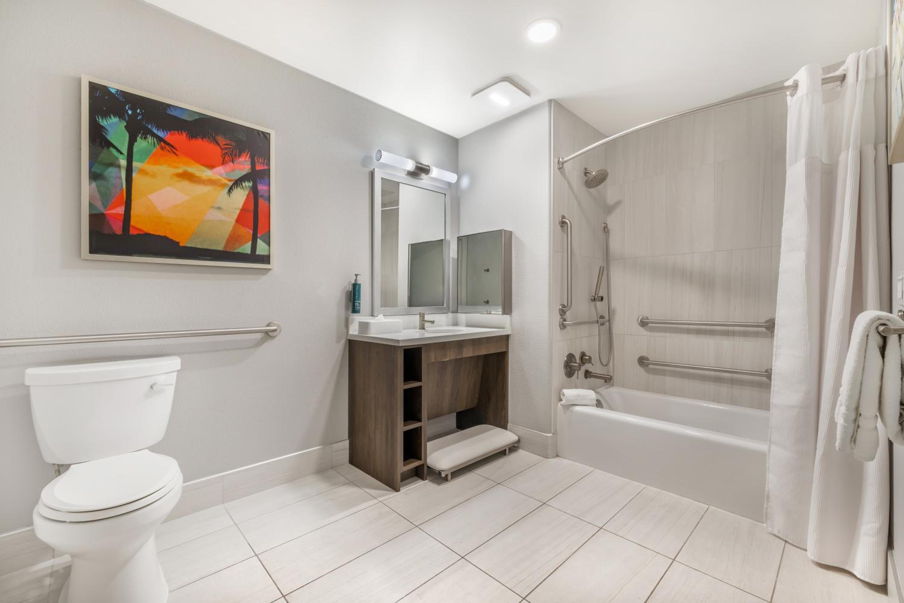 One-Bedroom King Suite with Bath Tub - Mobility Access - Photo 3