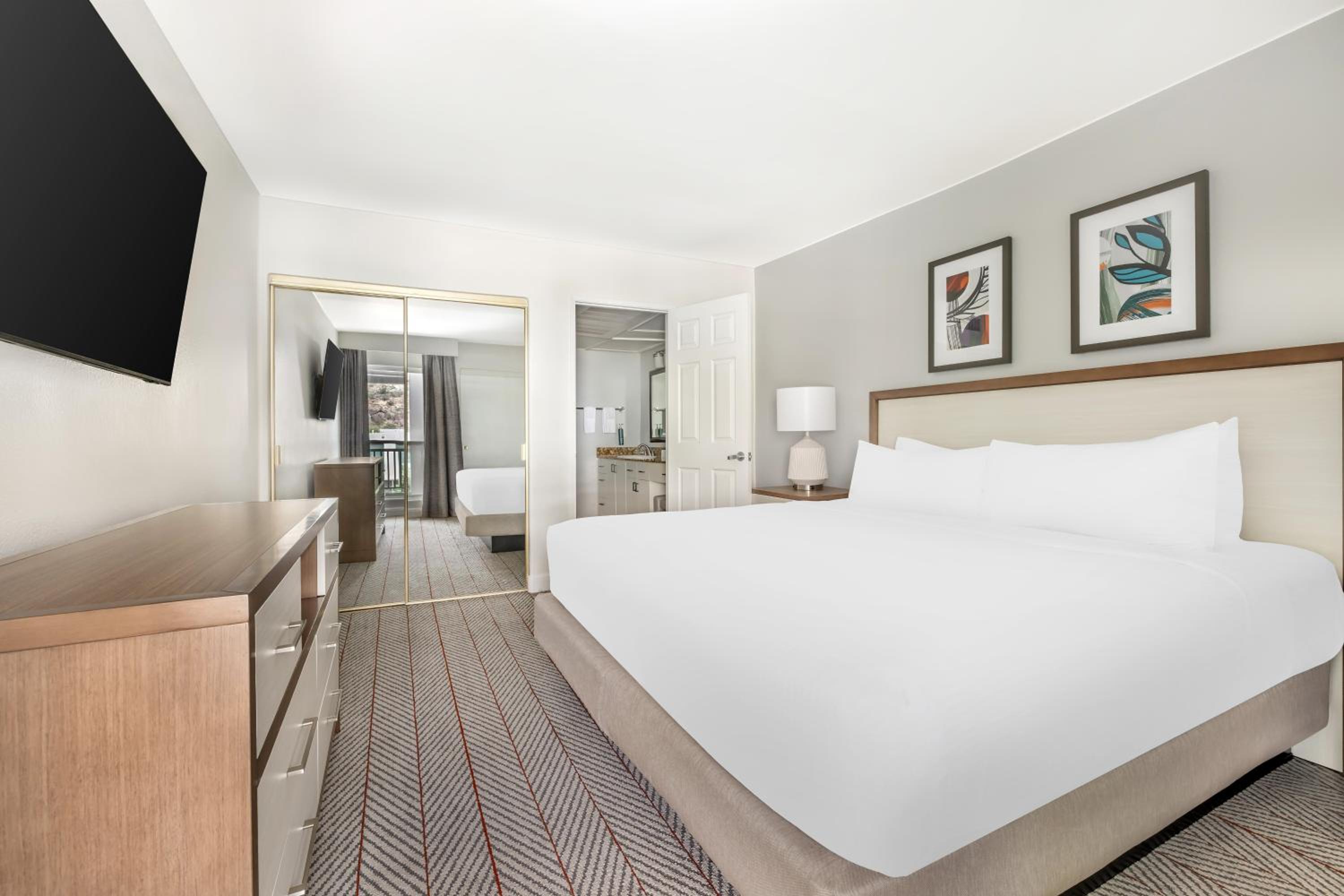 One-Bedroom King Suite with Bath Tub - Mobility Access - Photo 5
