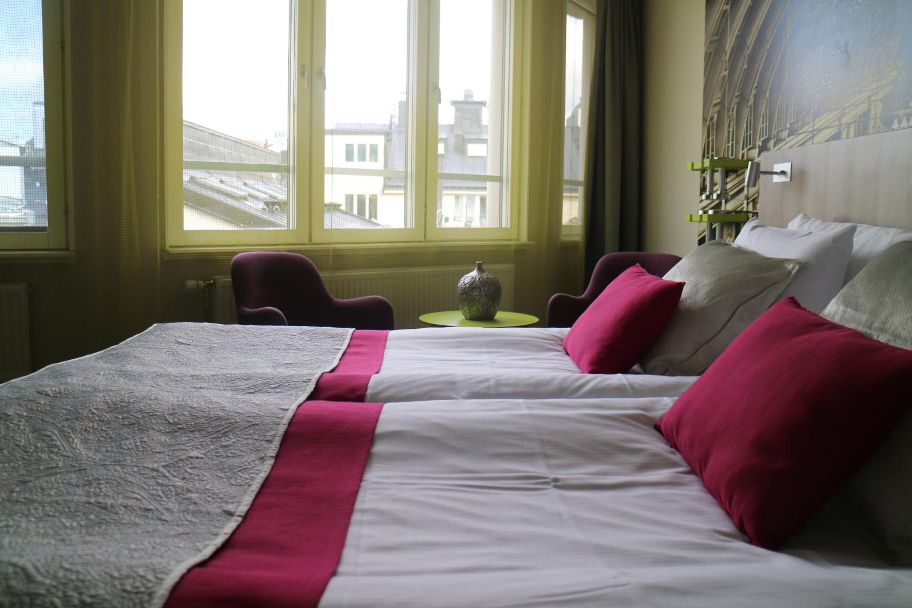 Superior King Room thumbnail 6