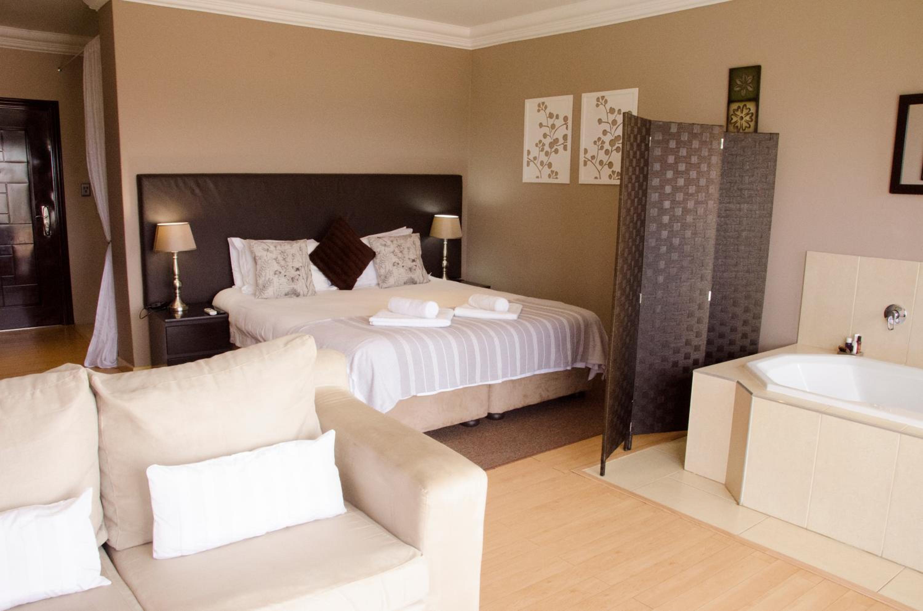 Suite with Lake View - Photo 5