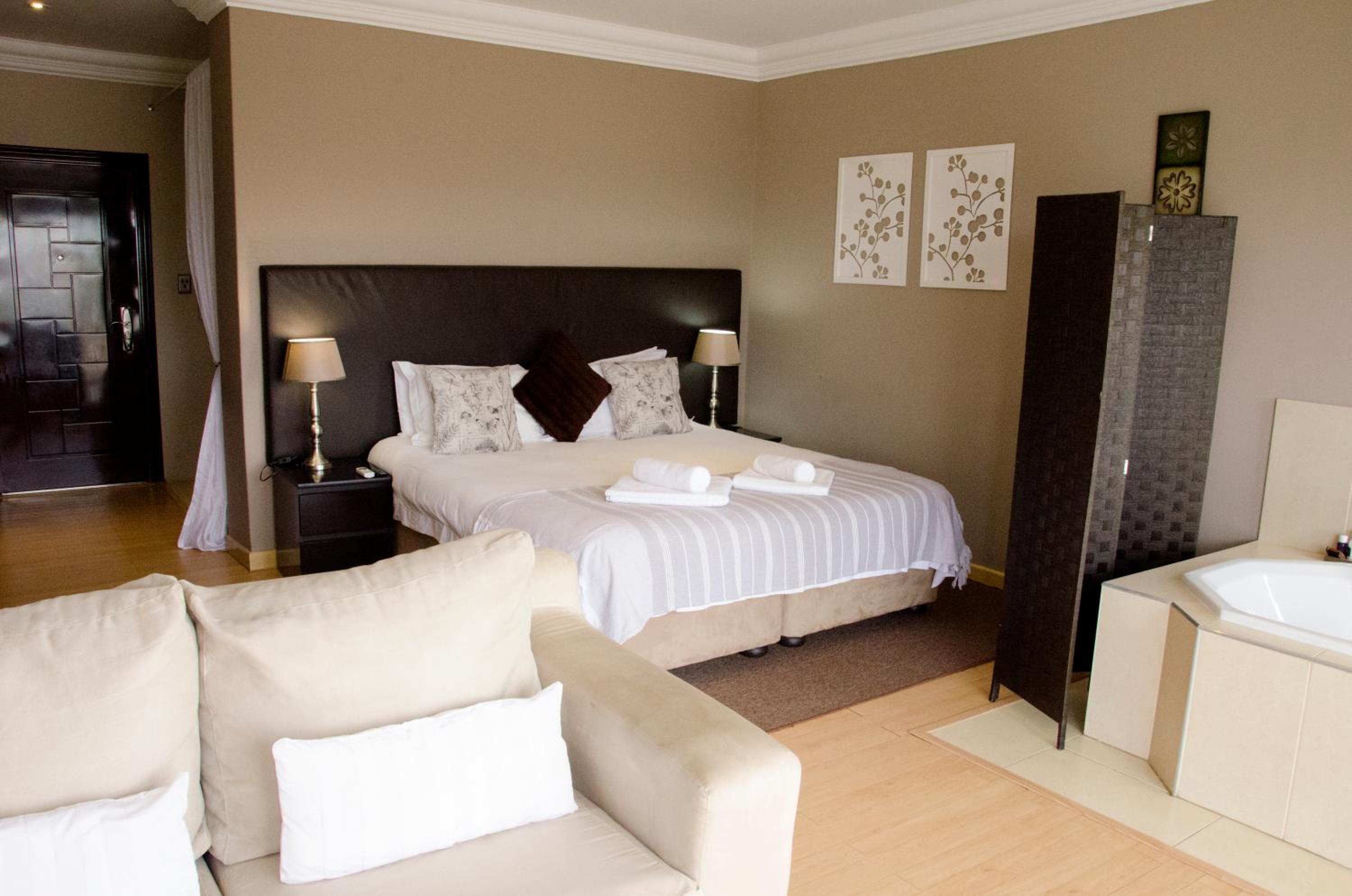 Suite with Lake View - Photo 11