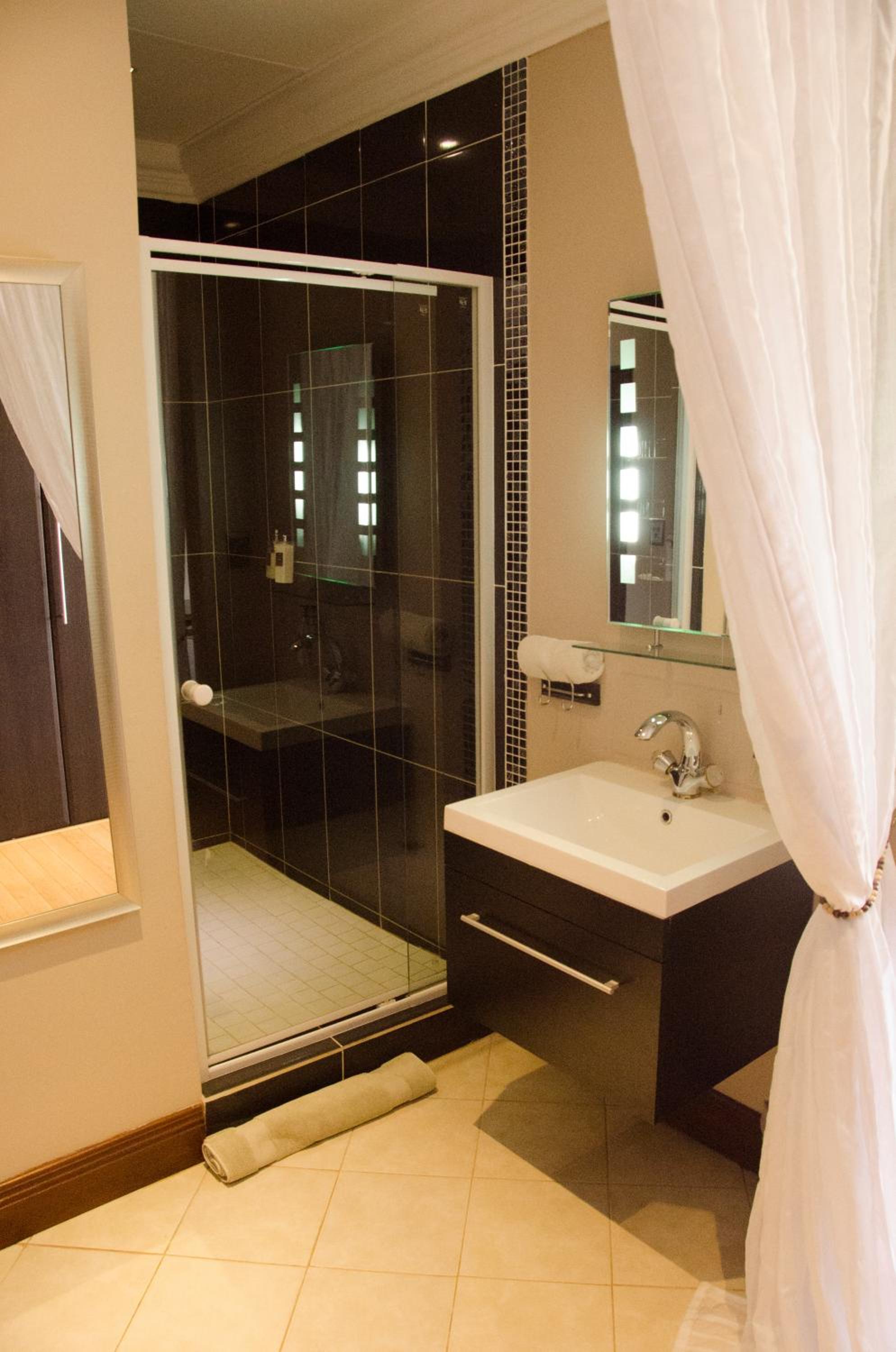 Suite with Lake View - Photo 12