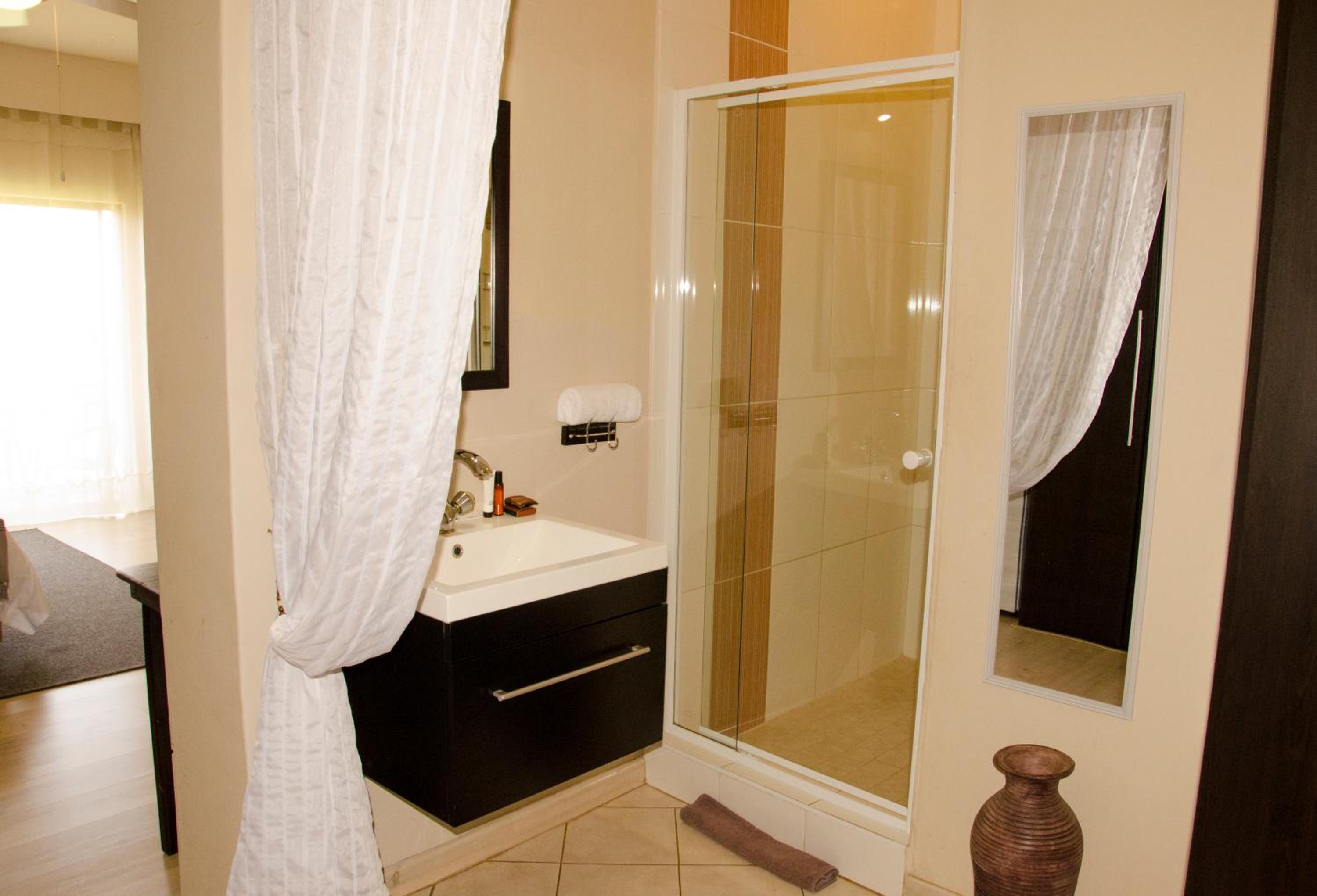Suite - Photo 6