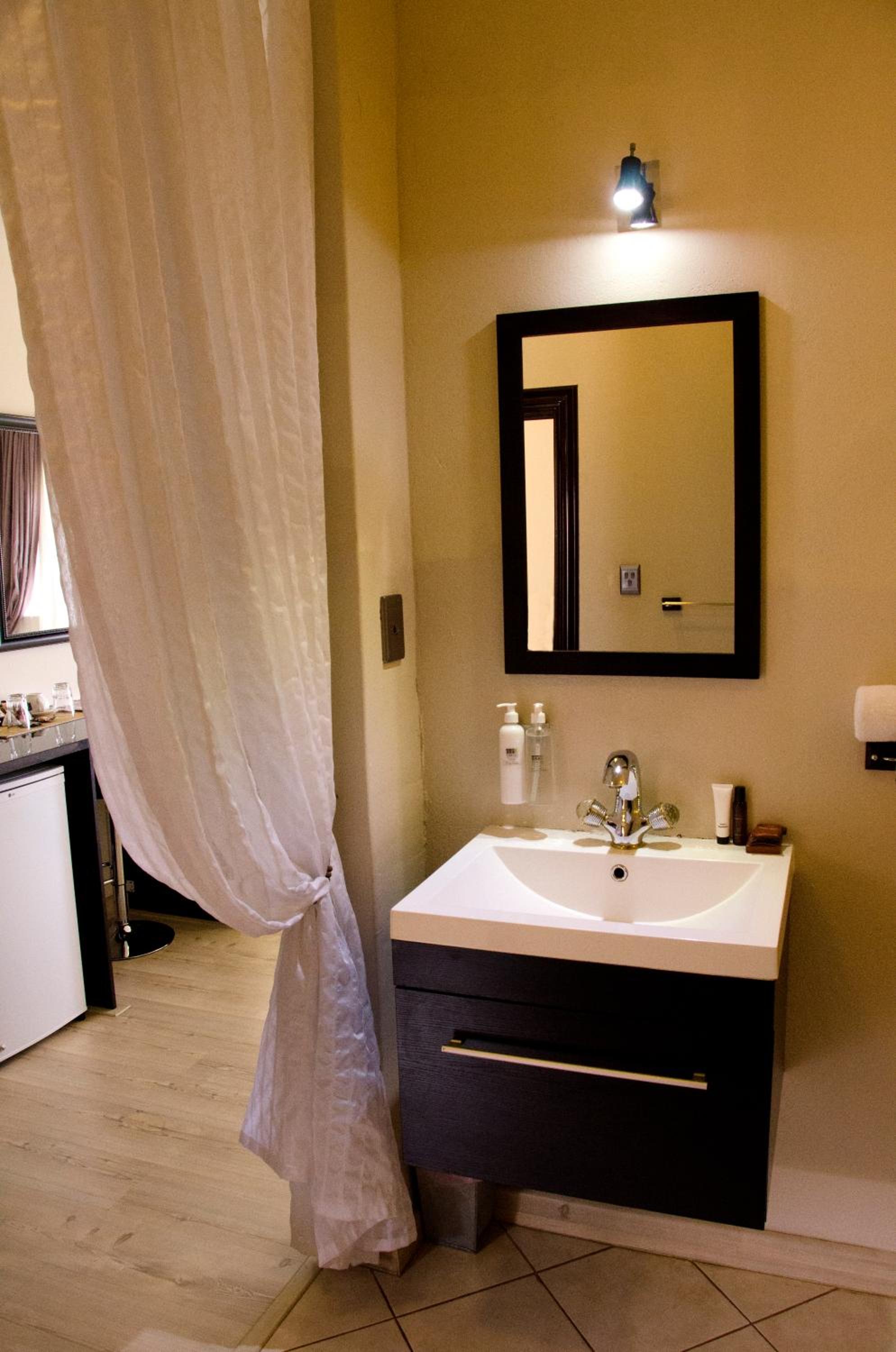 Suite - Photo 10