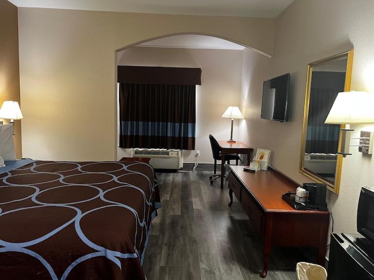 Deluxe King Room - Non-Smoking