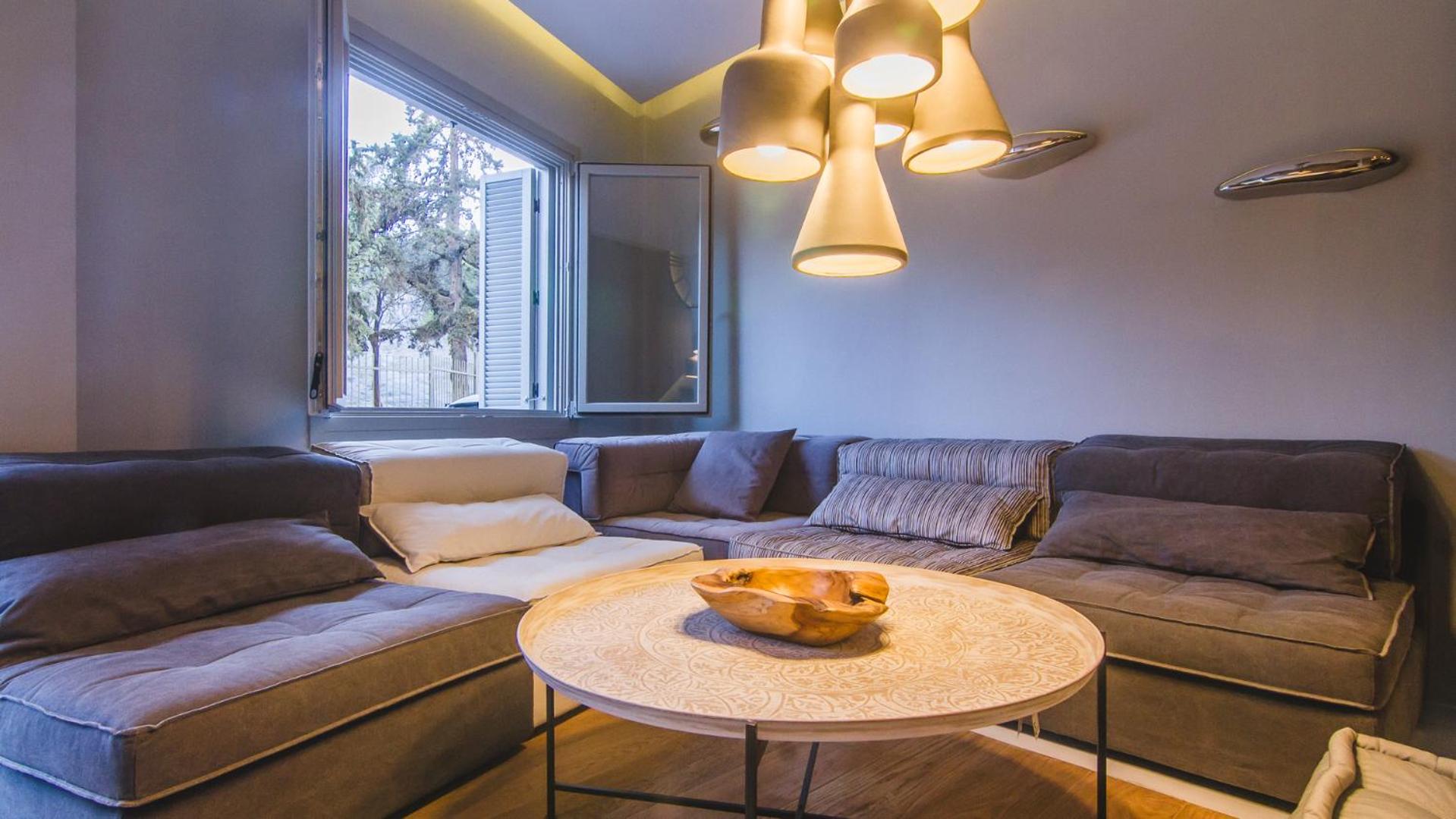 Senior 3 Bedroom Apt with outdoor hot tub and Acropolis view