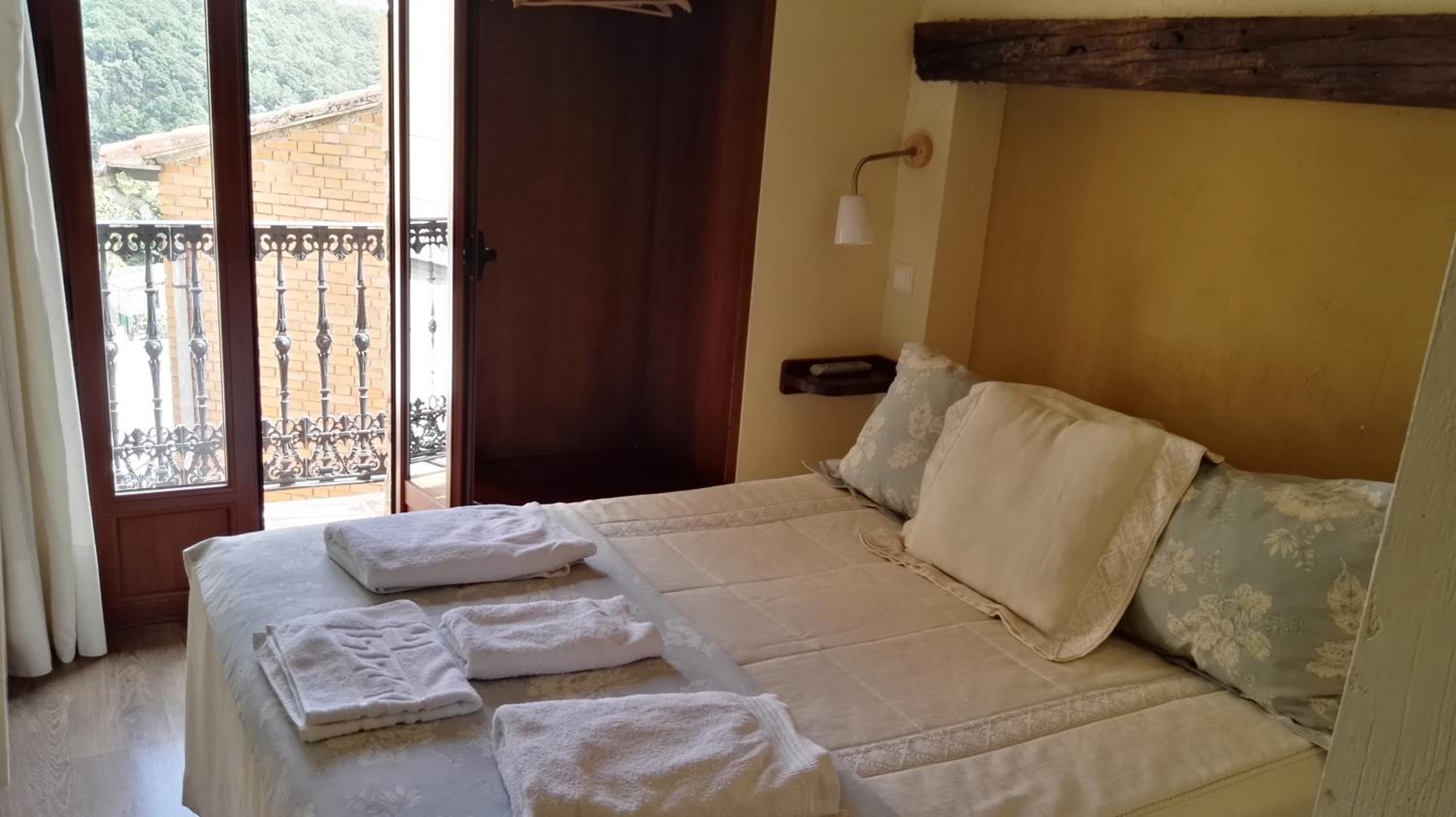 Double Room with Private Bathroom - Photo 1