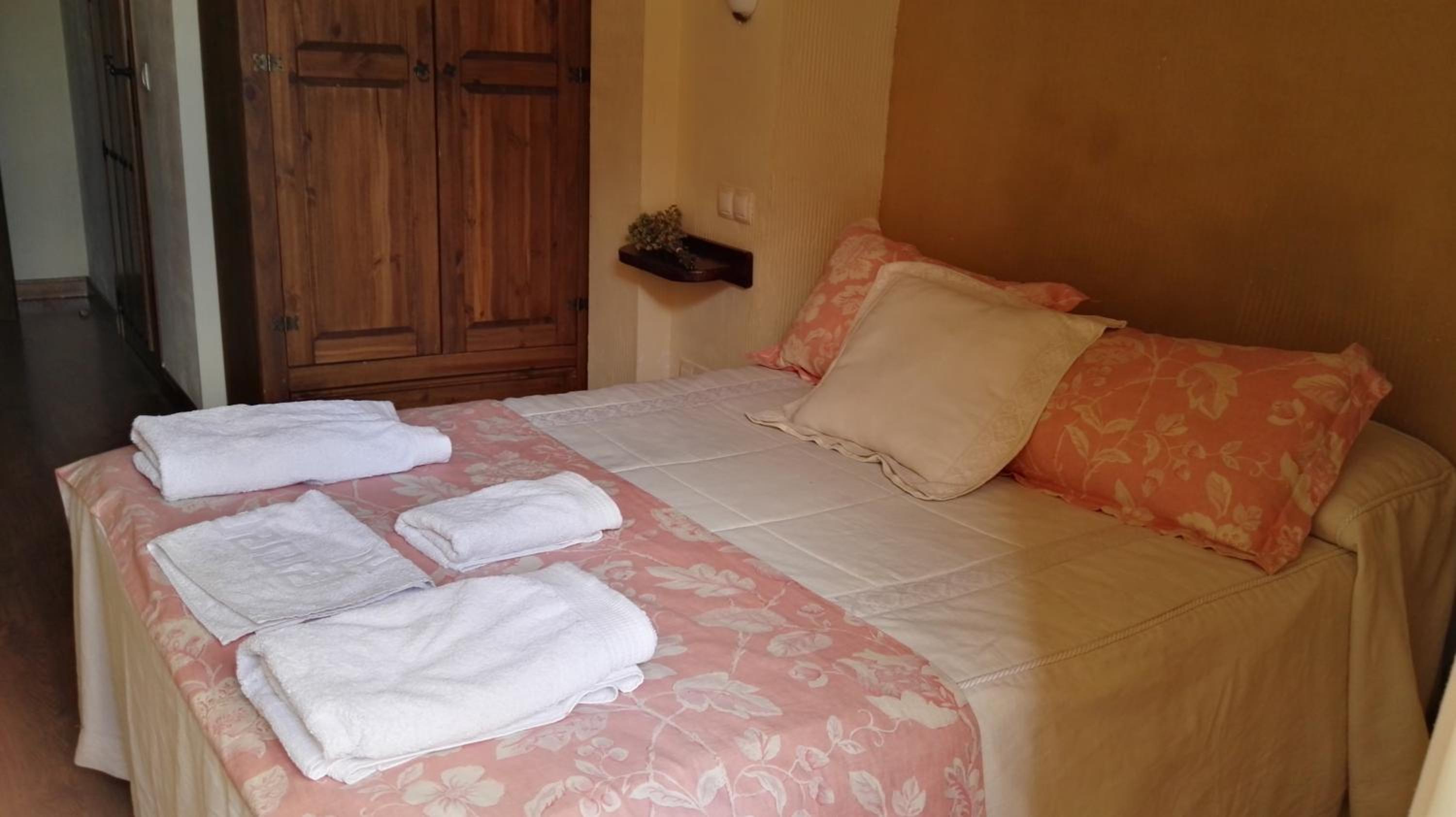 Double Room with Private Bathroom - Photo 2