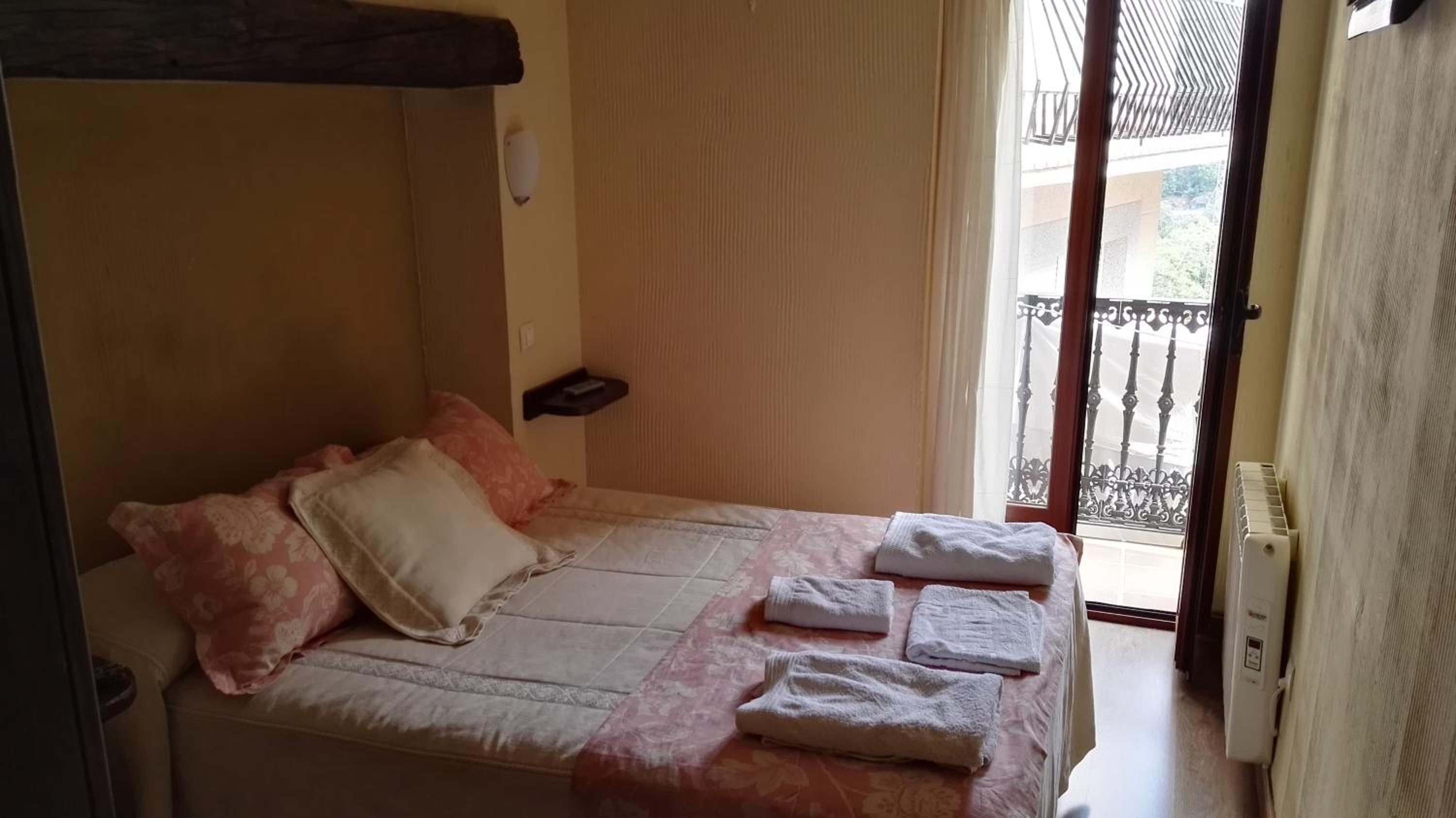 Double Room with Private Bathroom - Photo 3