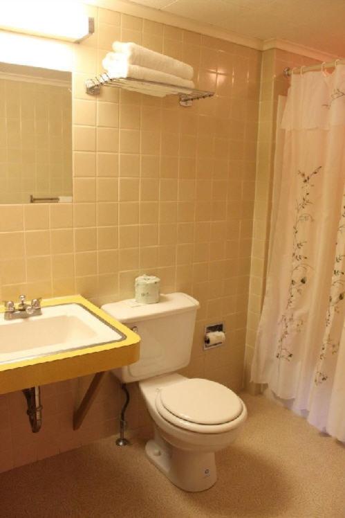 Two Double Beds And Additional Twin Bed photo 2