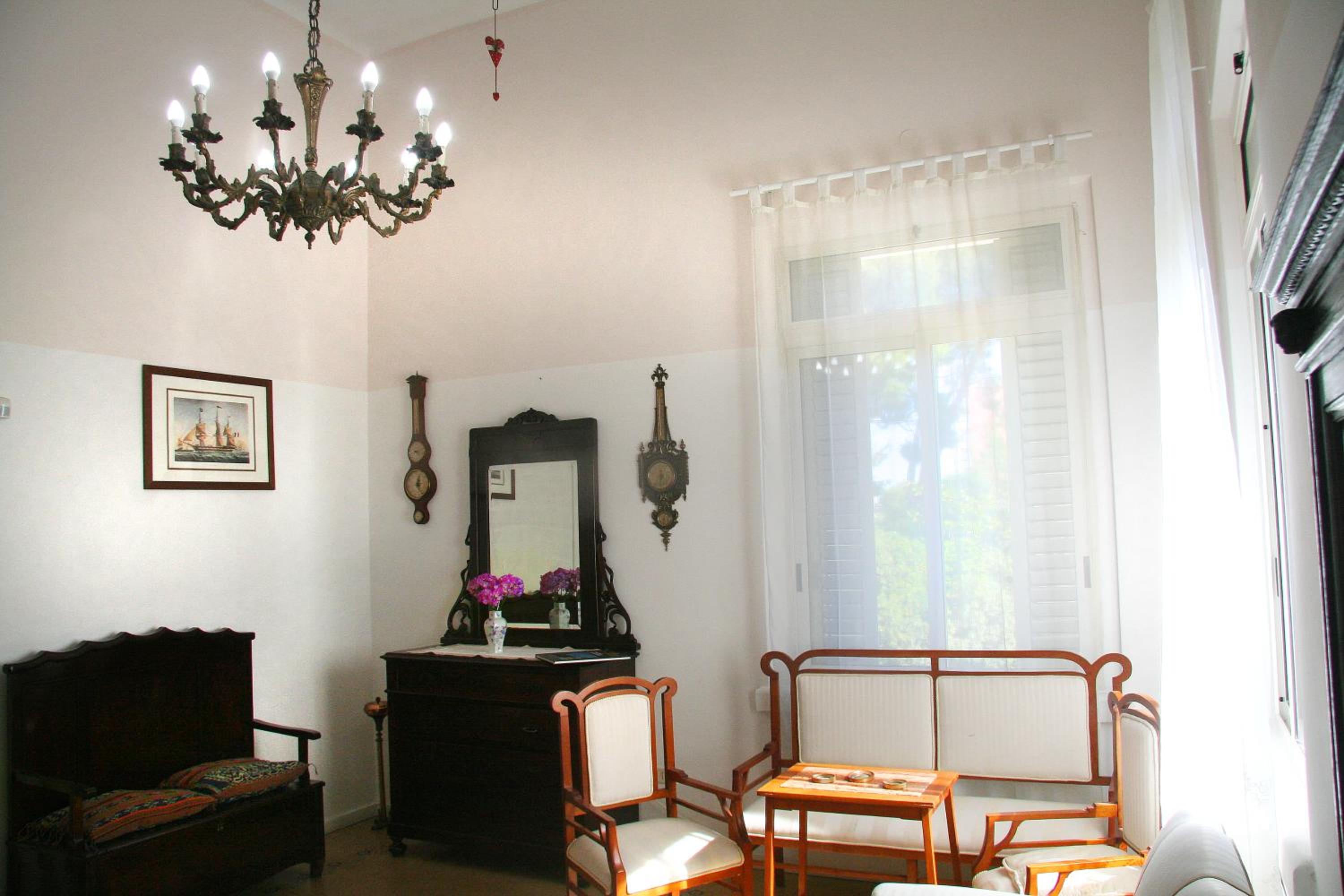 Deluxe Room (2 Adults + 1 Child)