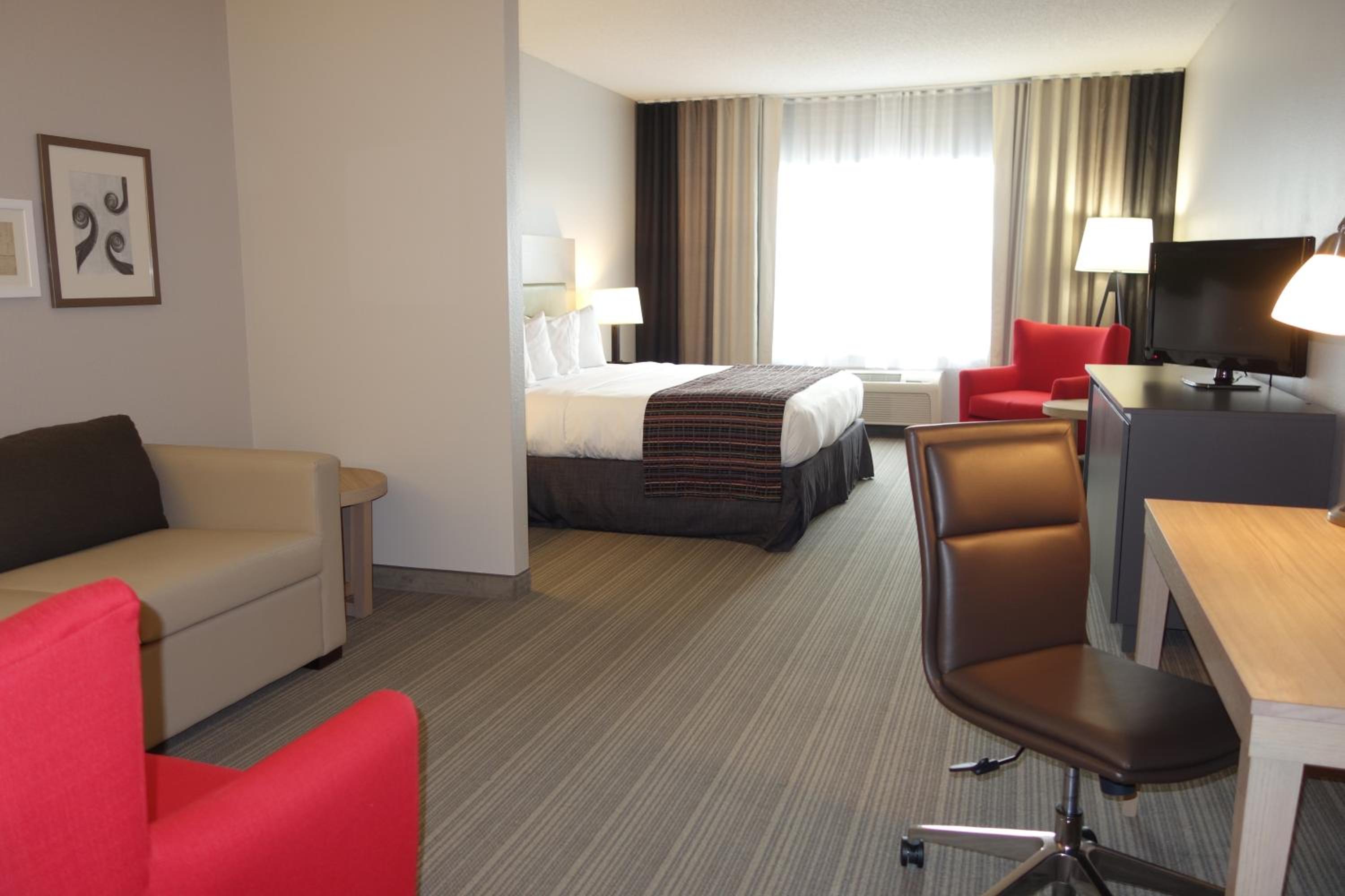 King Suite with Sofa Bed - Non Smoking - Photo 3