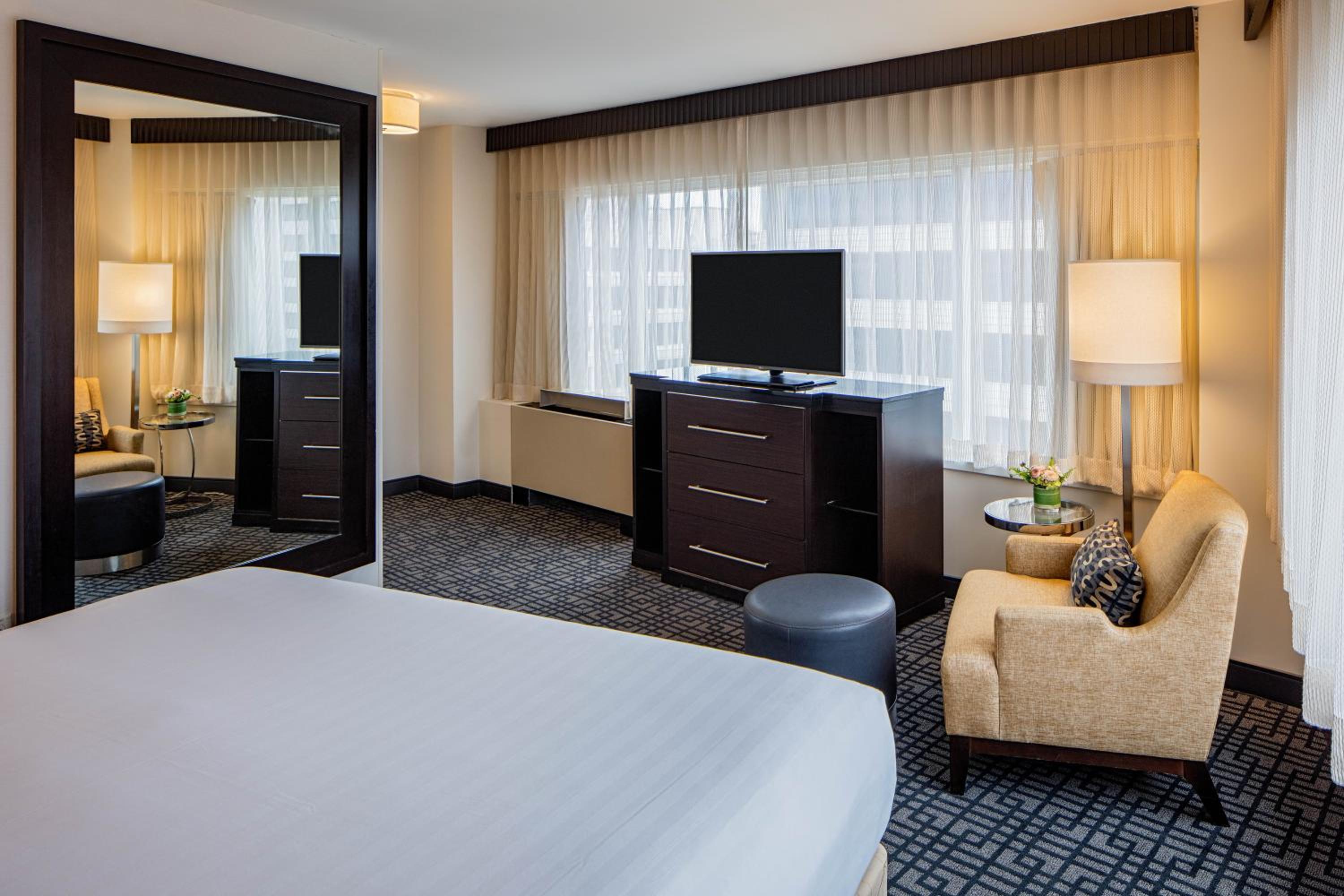 Executive Suite - Photo 2