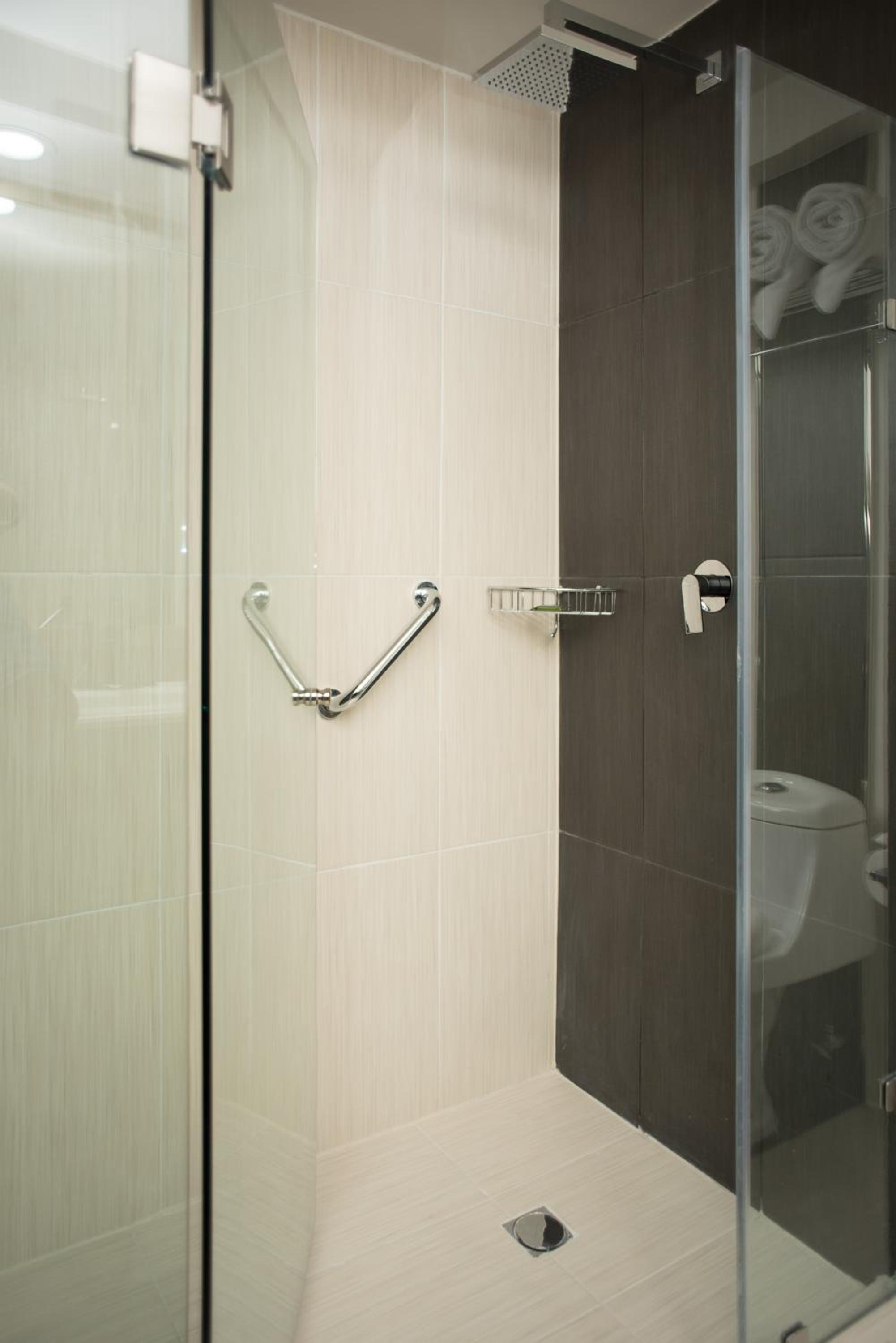 Double Room with Two Double Beds and Garden Area - Photo 5