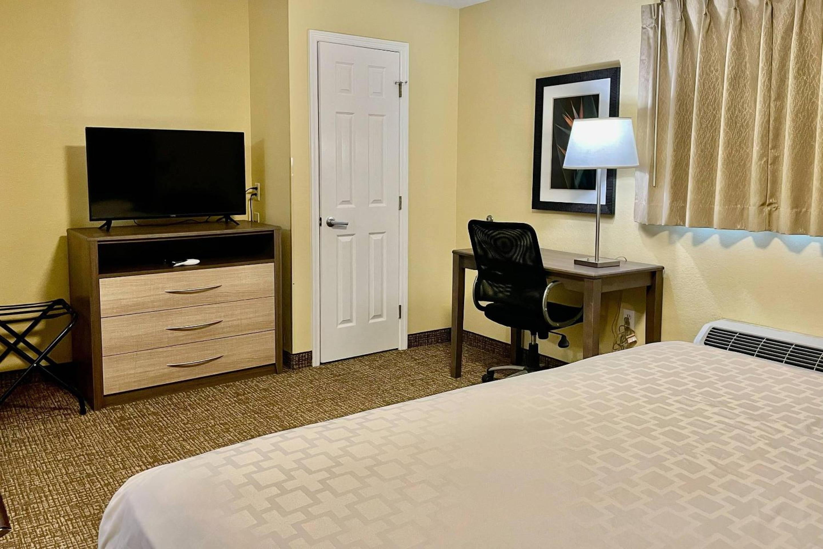Efficiency King Room - Accessible/Non-Smoking - Photo 6