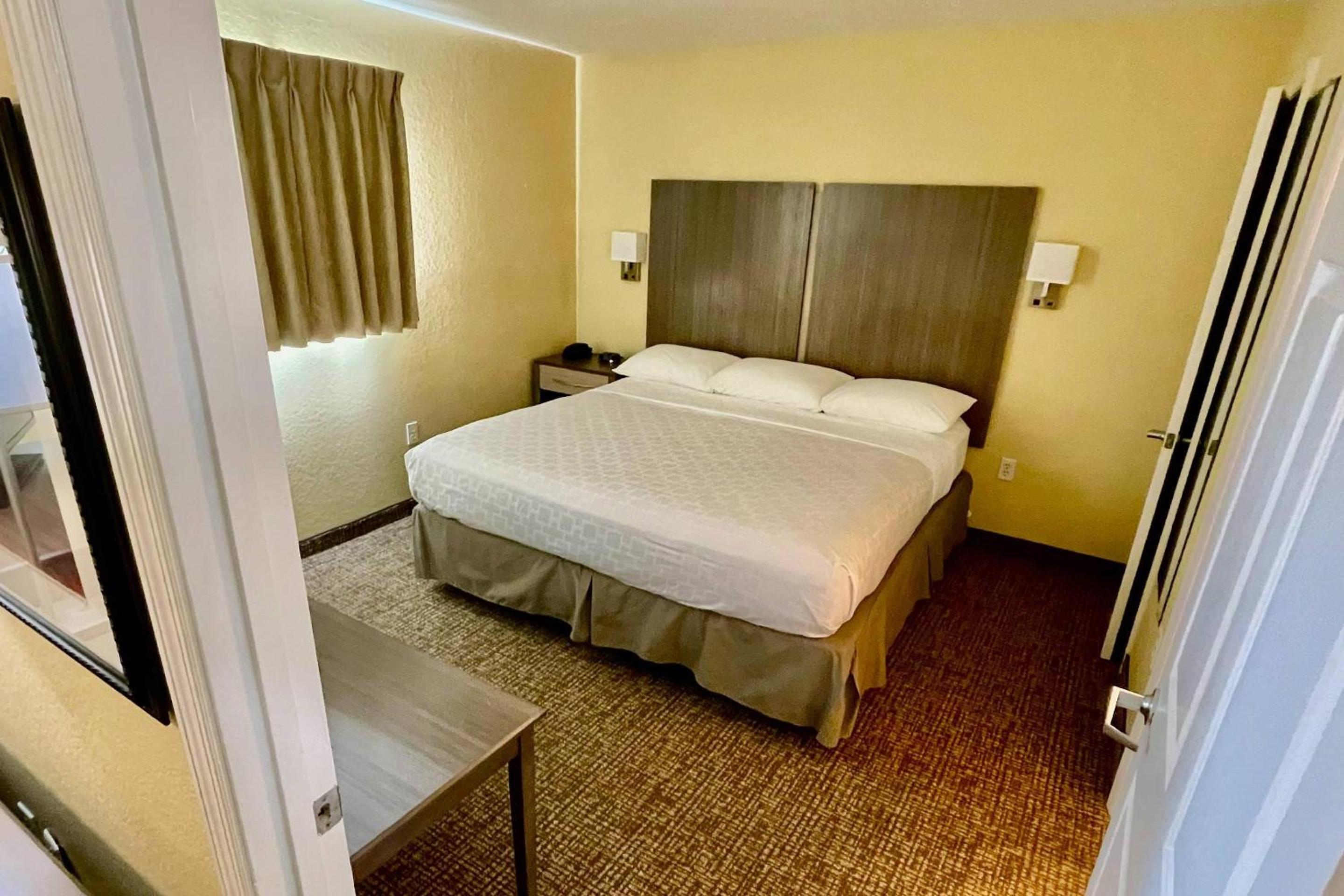 Efficiency King Suite - Accessible/Non-Smoking