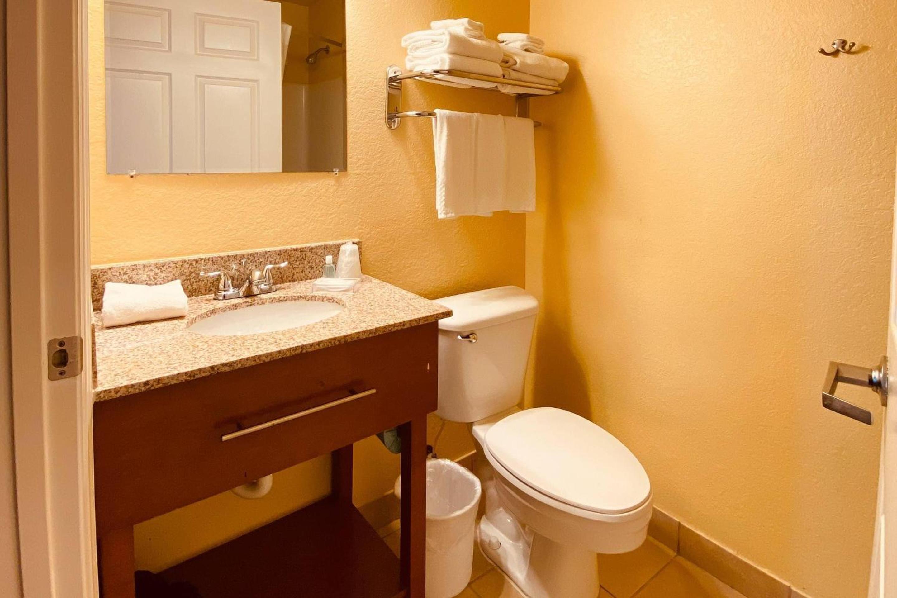 Efficiency King Room - Accessible/Non-Smoking - Photo 2