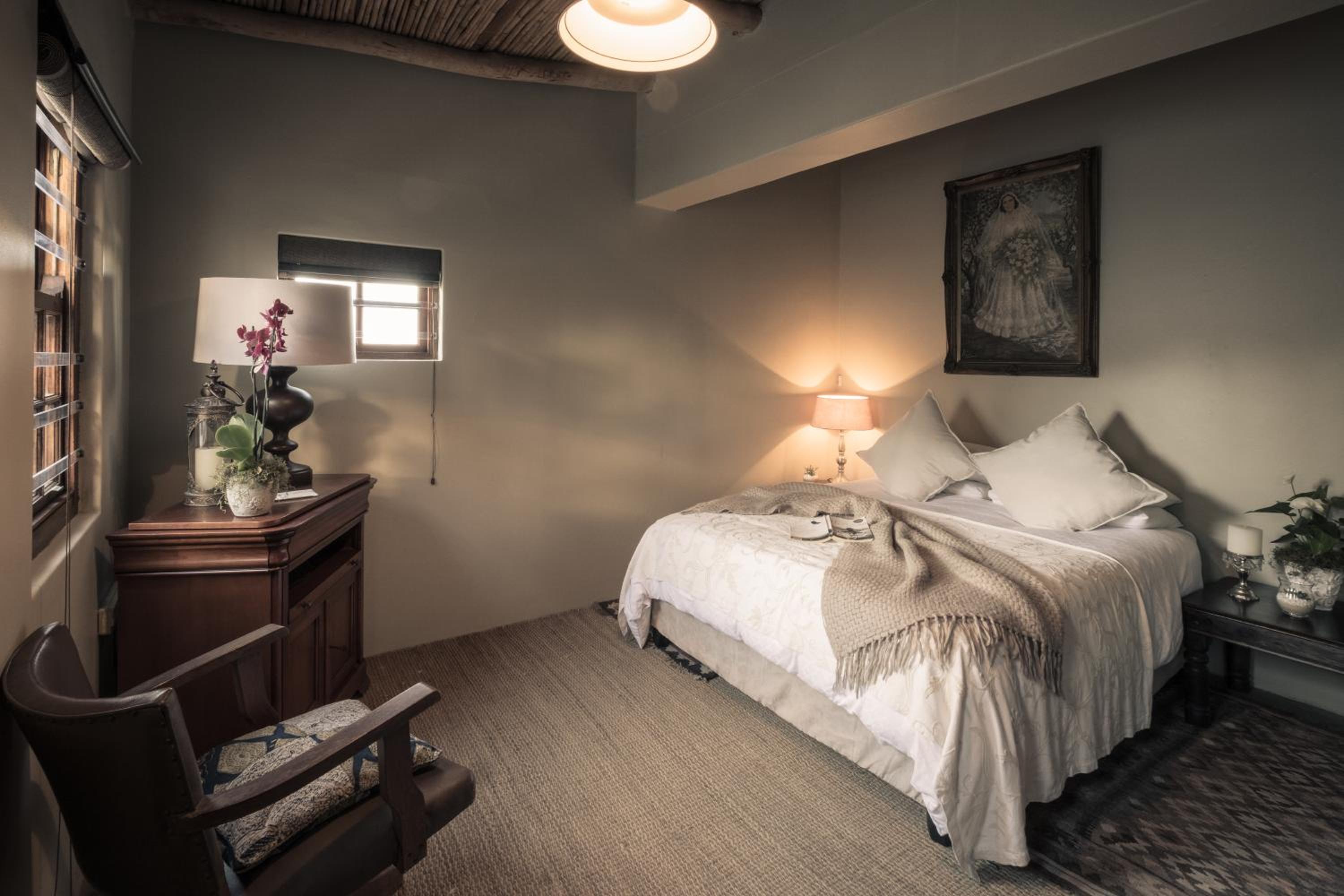 Queen Room with Courtyard View