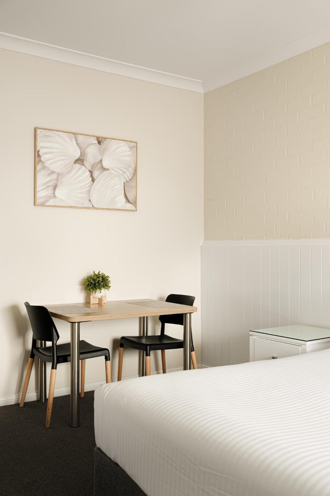 Queen Room photo 2