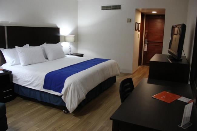 Deluxe King Room - Photo 2