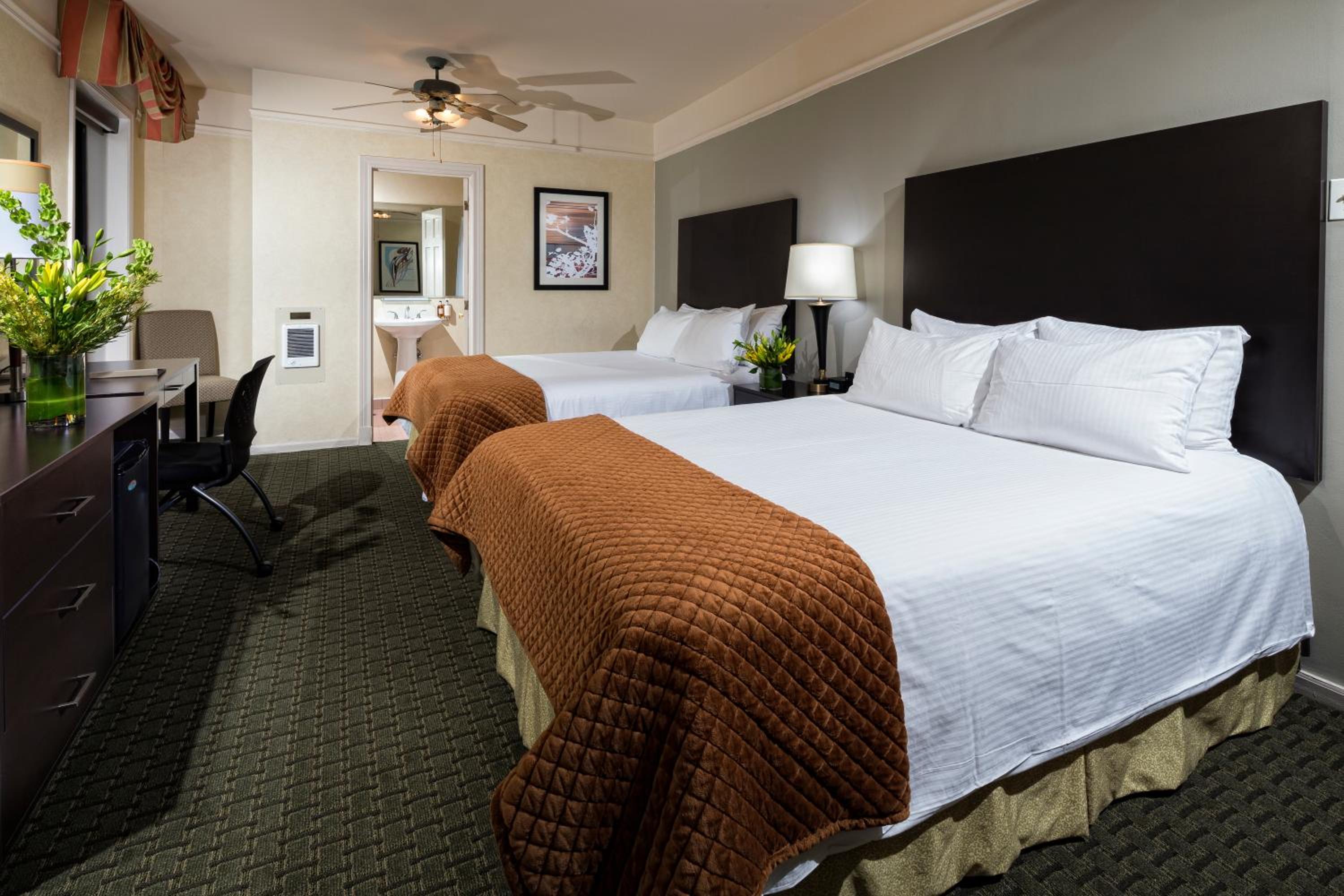 Deluxe Queen Room with Two Queen Beds - Photo 7