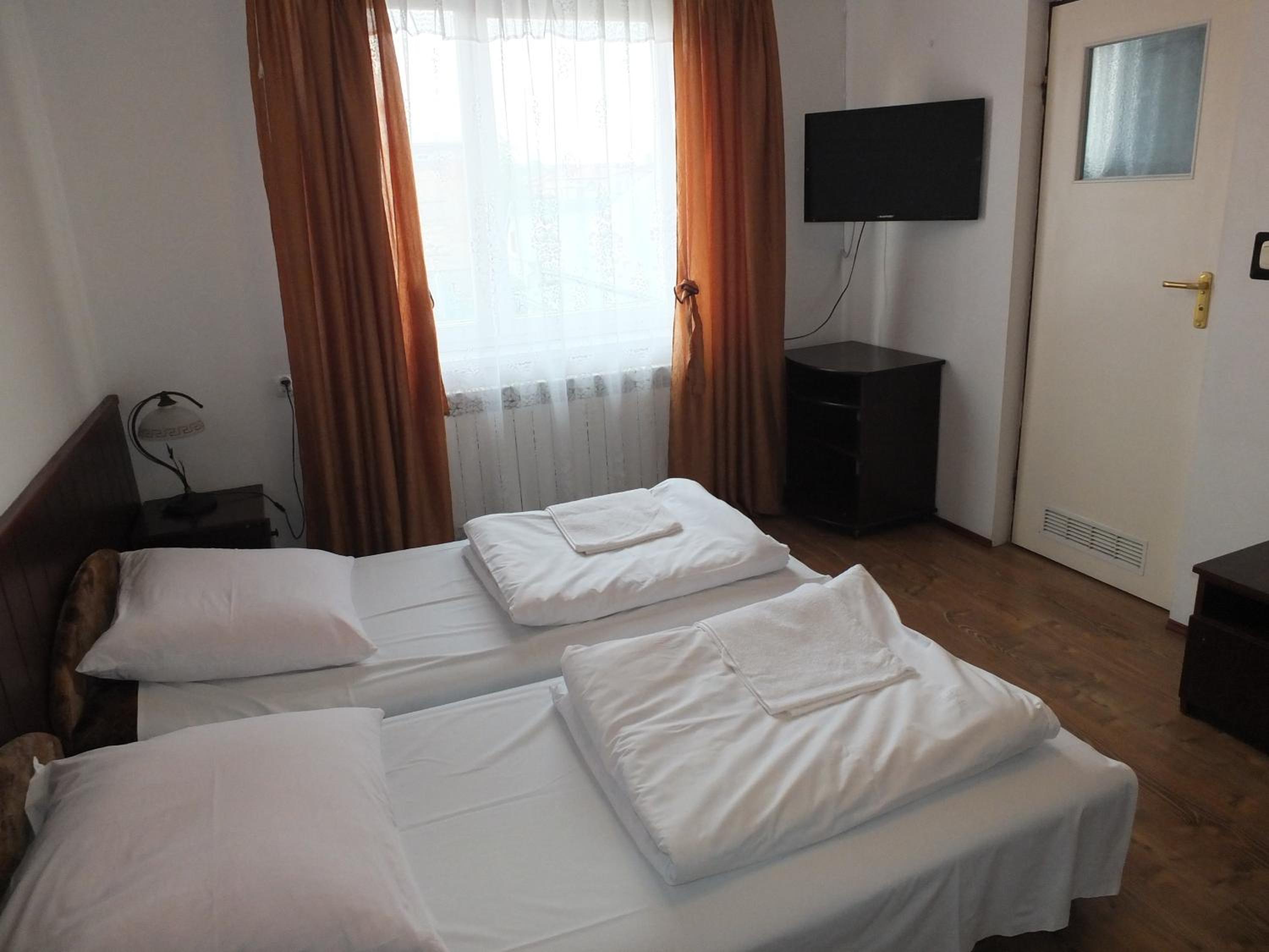 Small Twin Room - Photo 8
