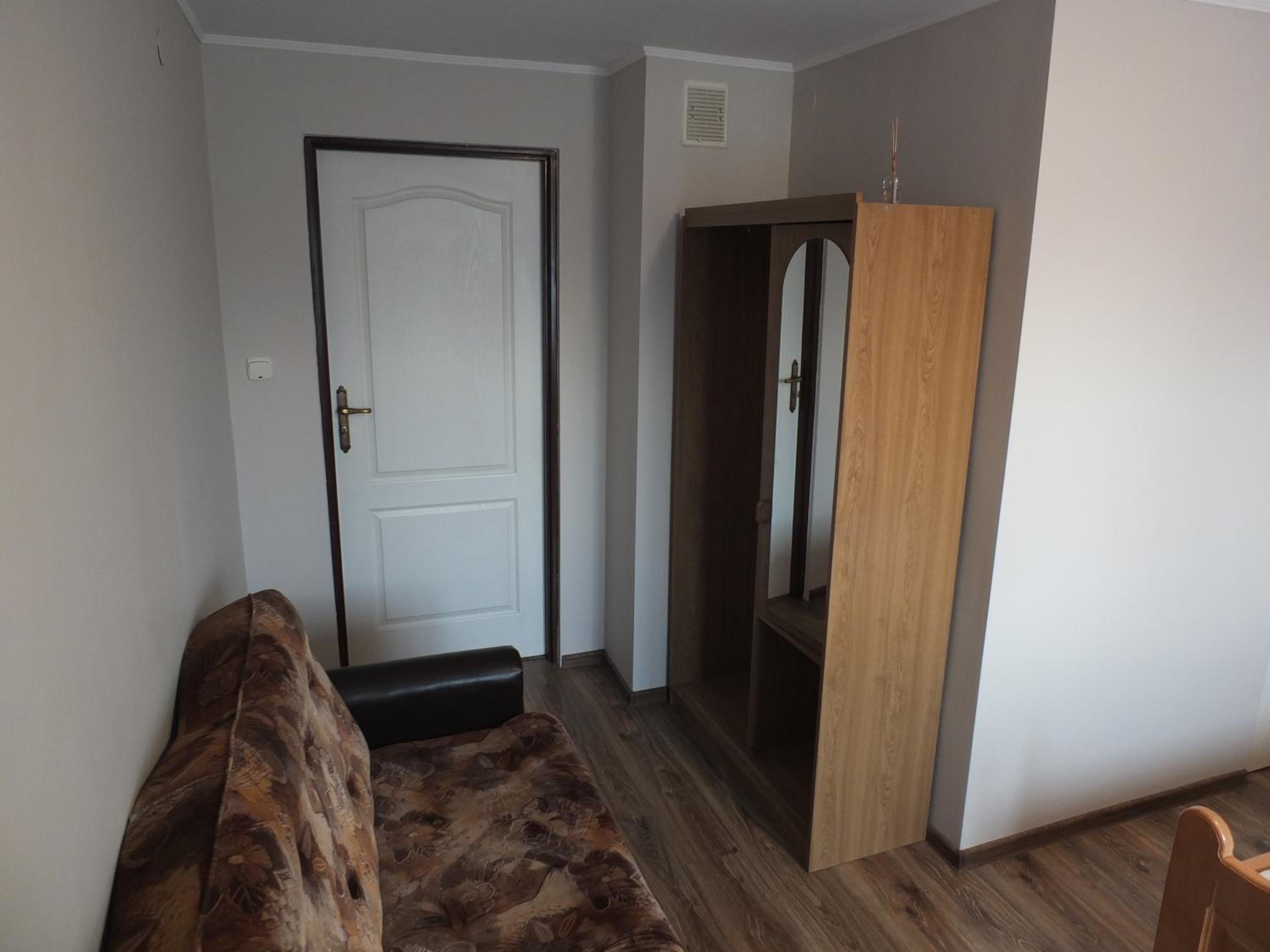 Small Twin Room - Photo 6
