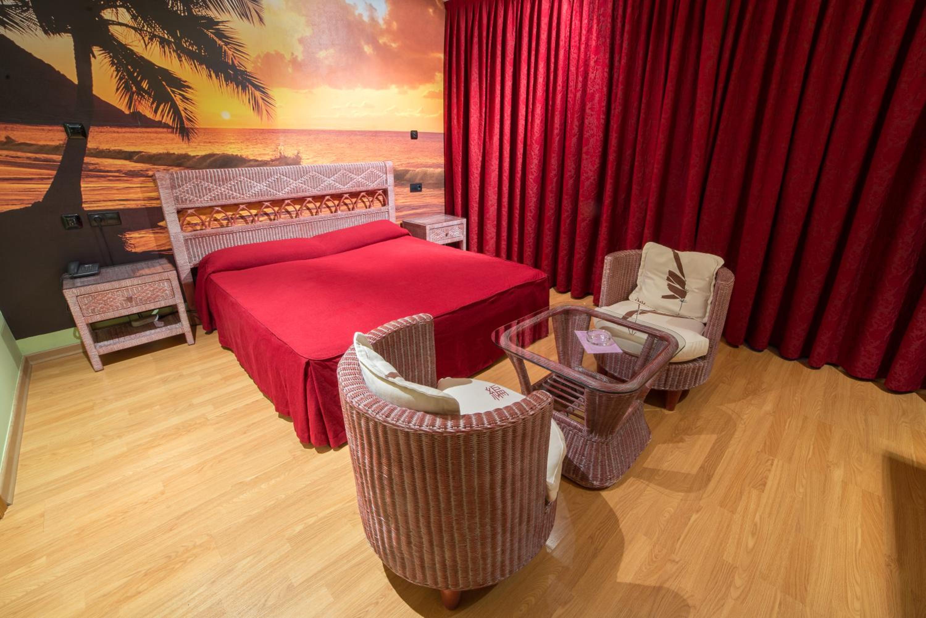Queen Suite with Spa Bath - Photo 9