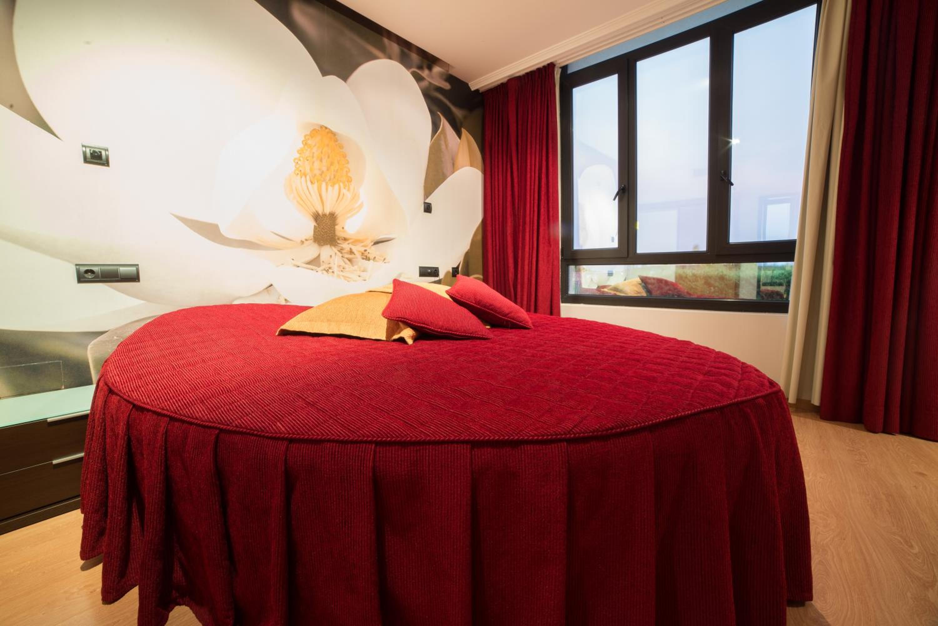 Queen Suite with Spa Bath - Photo 8