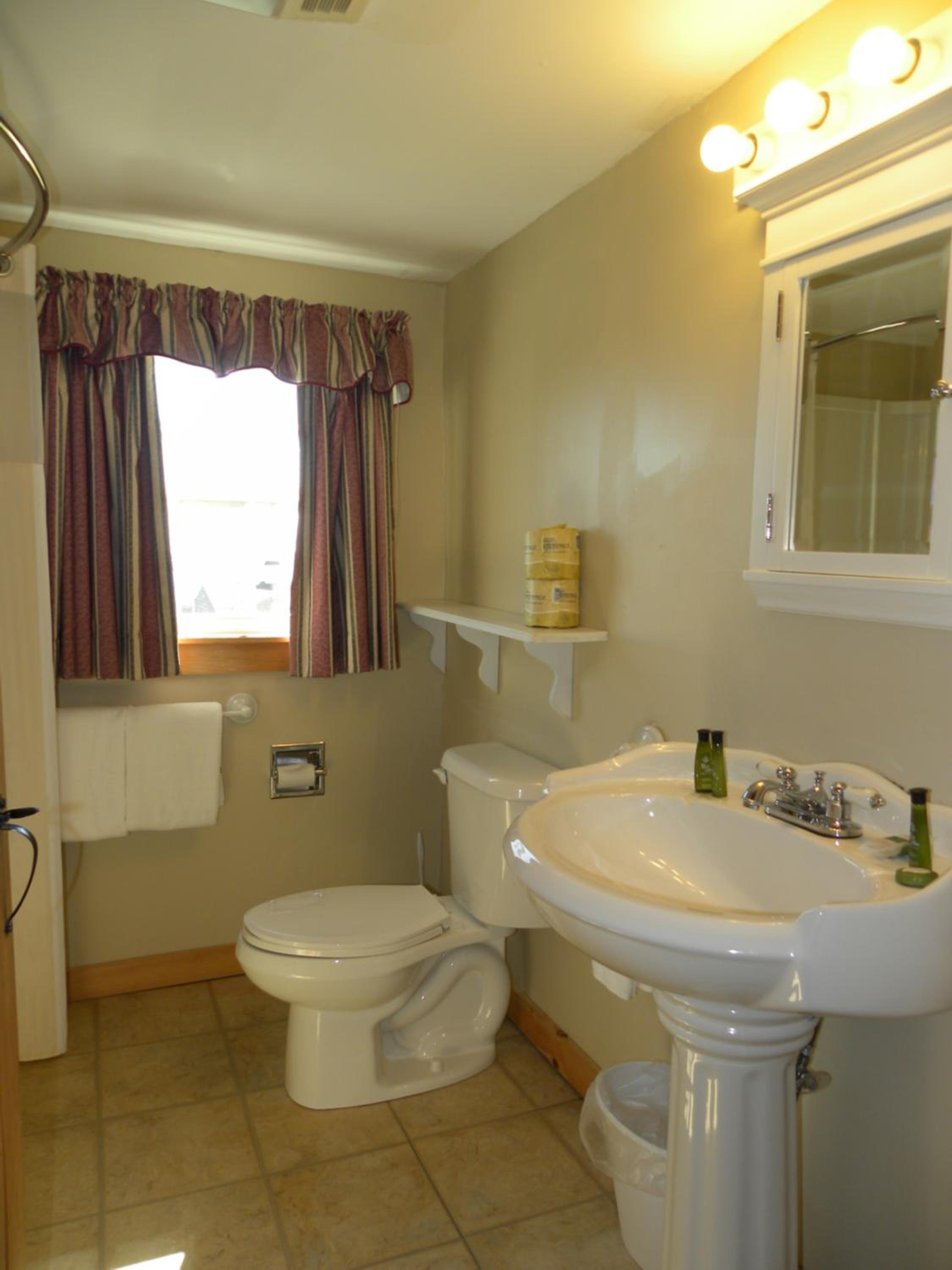 Deluxe One-Bedroom Cottage w/ 2 Queen Beds and Sea View - Photo 11