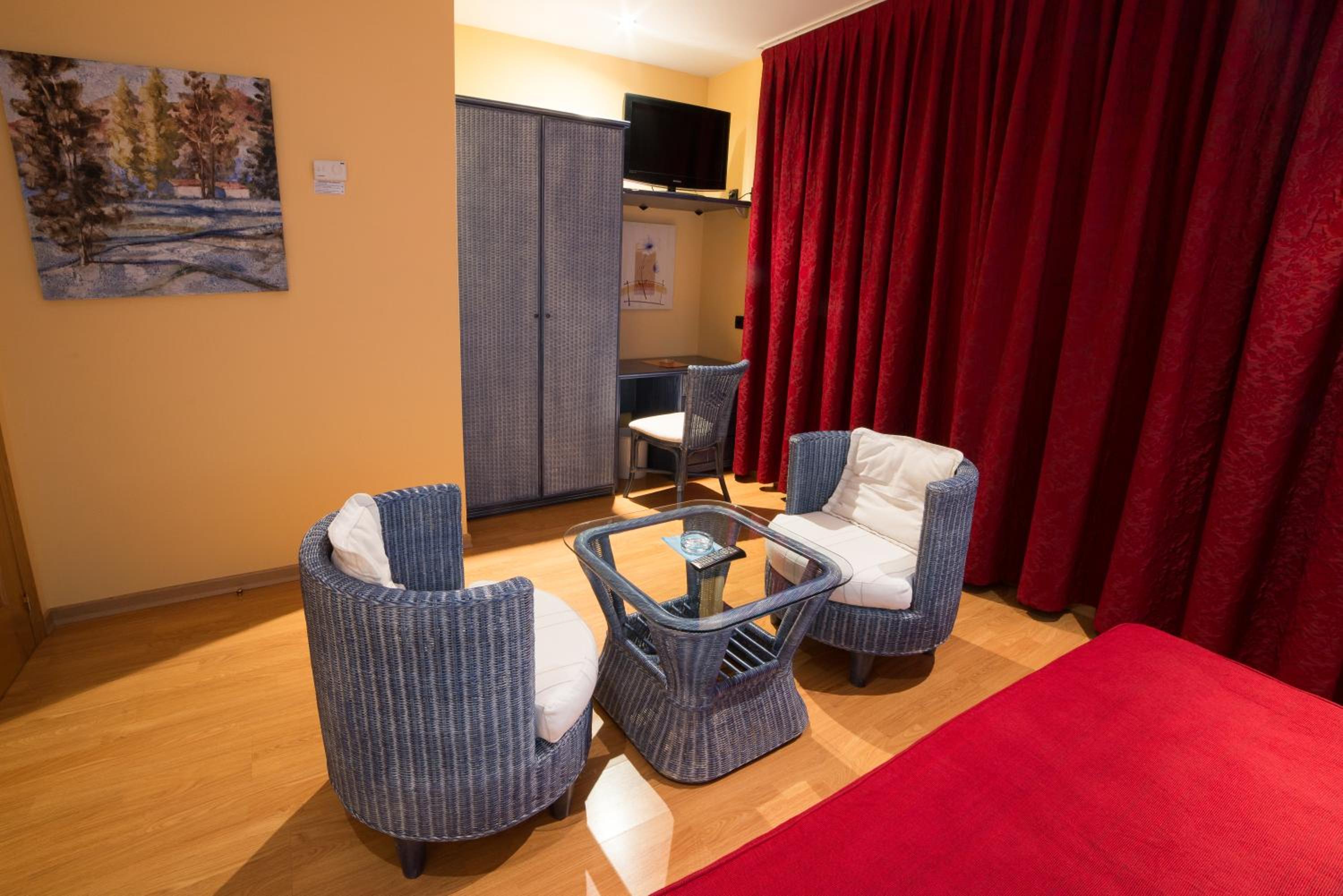 Queen Suite with Spa Bath - Photo 7