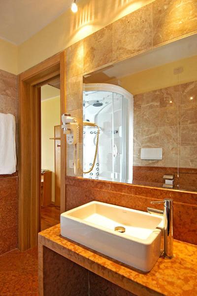 Suite with Balcony and Sea View - Photo 11