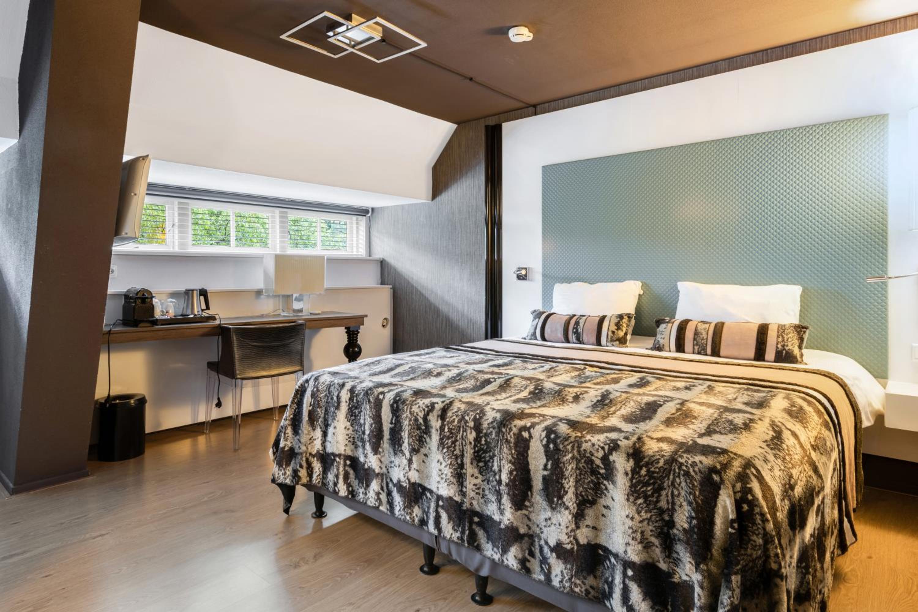 King Room with Roll-In Shower - Disability Access