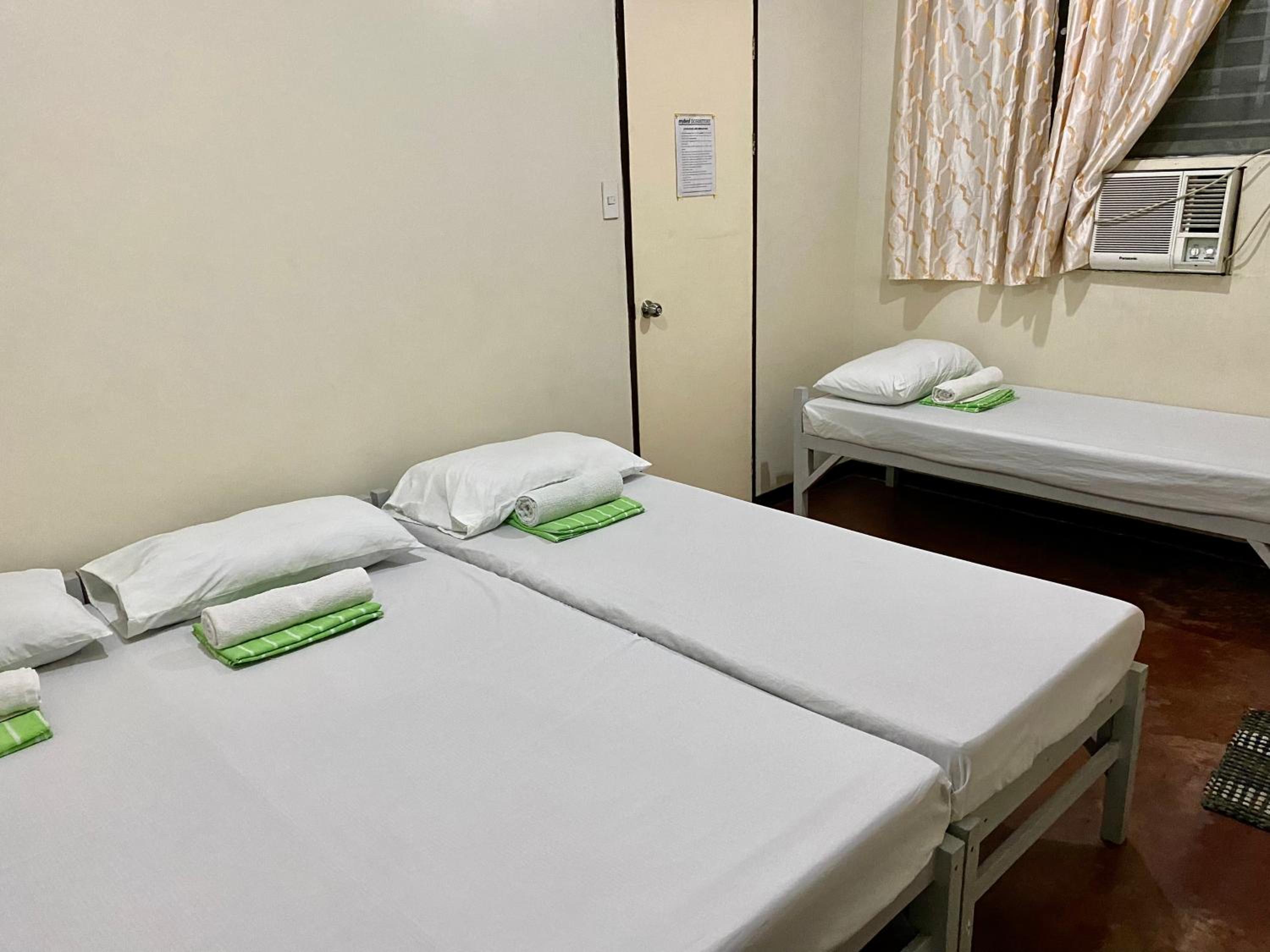 Quadruple Room with Private Bathroom - Photo 2