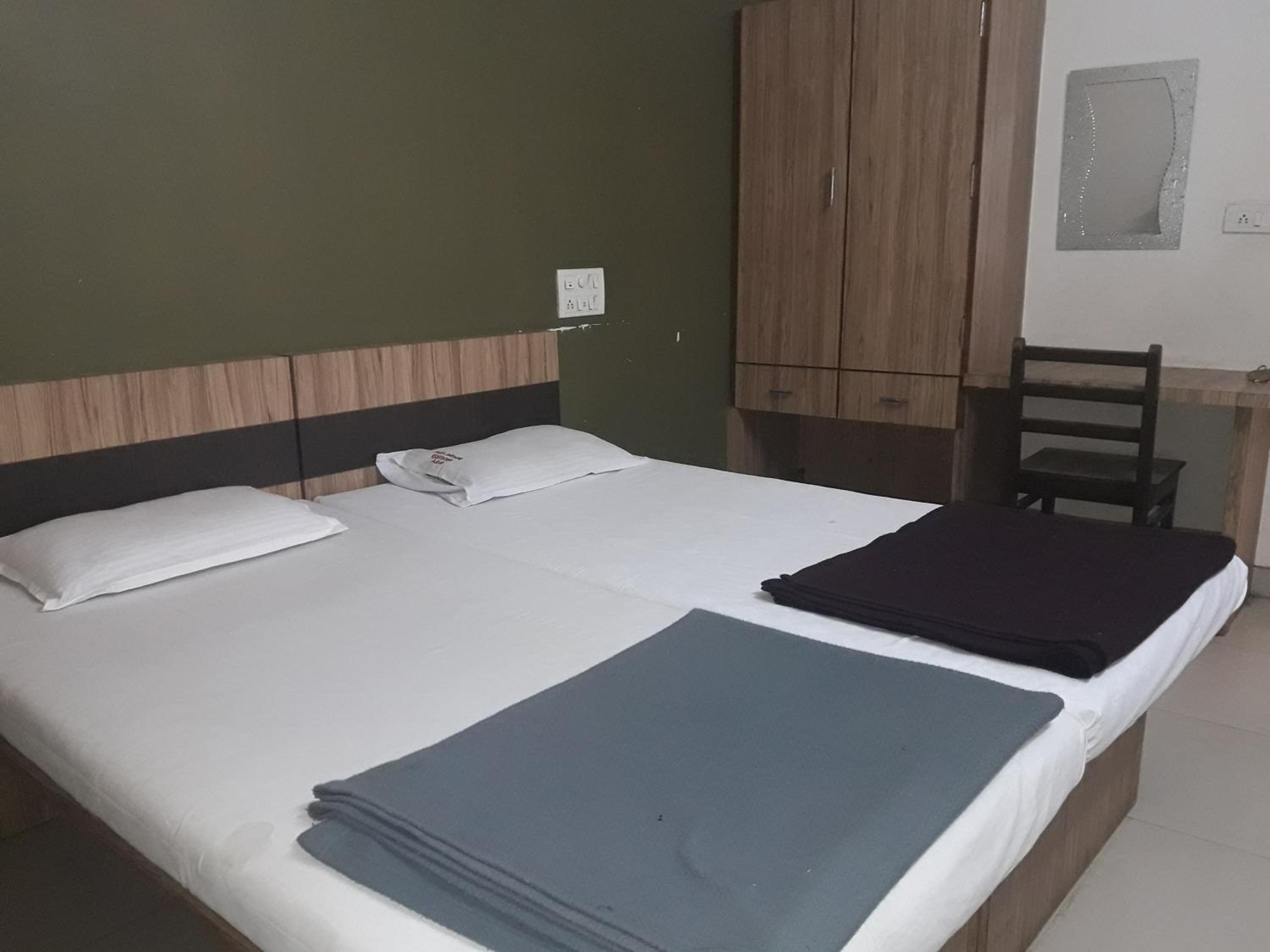 Deluxe Double Room with Extra Bed (AC) photo 2