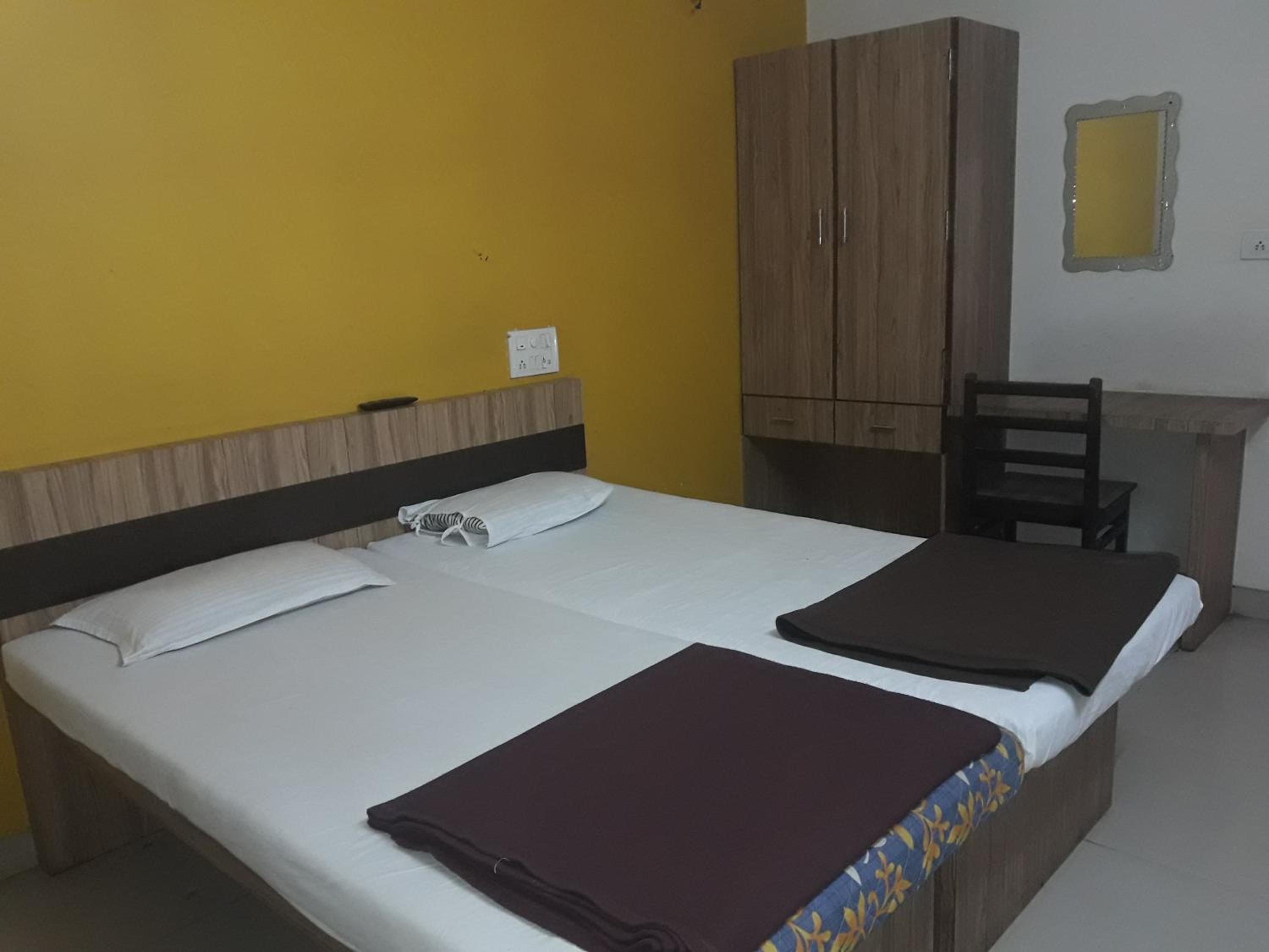 Deluxe Double Room (2 Adults + 1 Child) (Non AC) photo 3