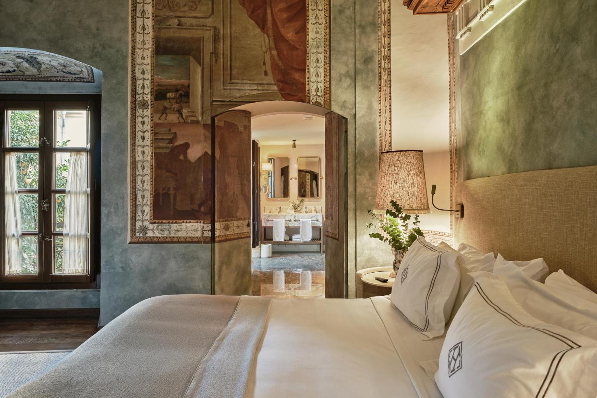 Deluxe King Suite photo 1