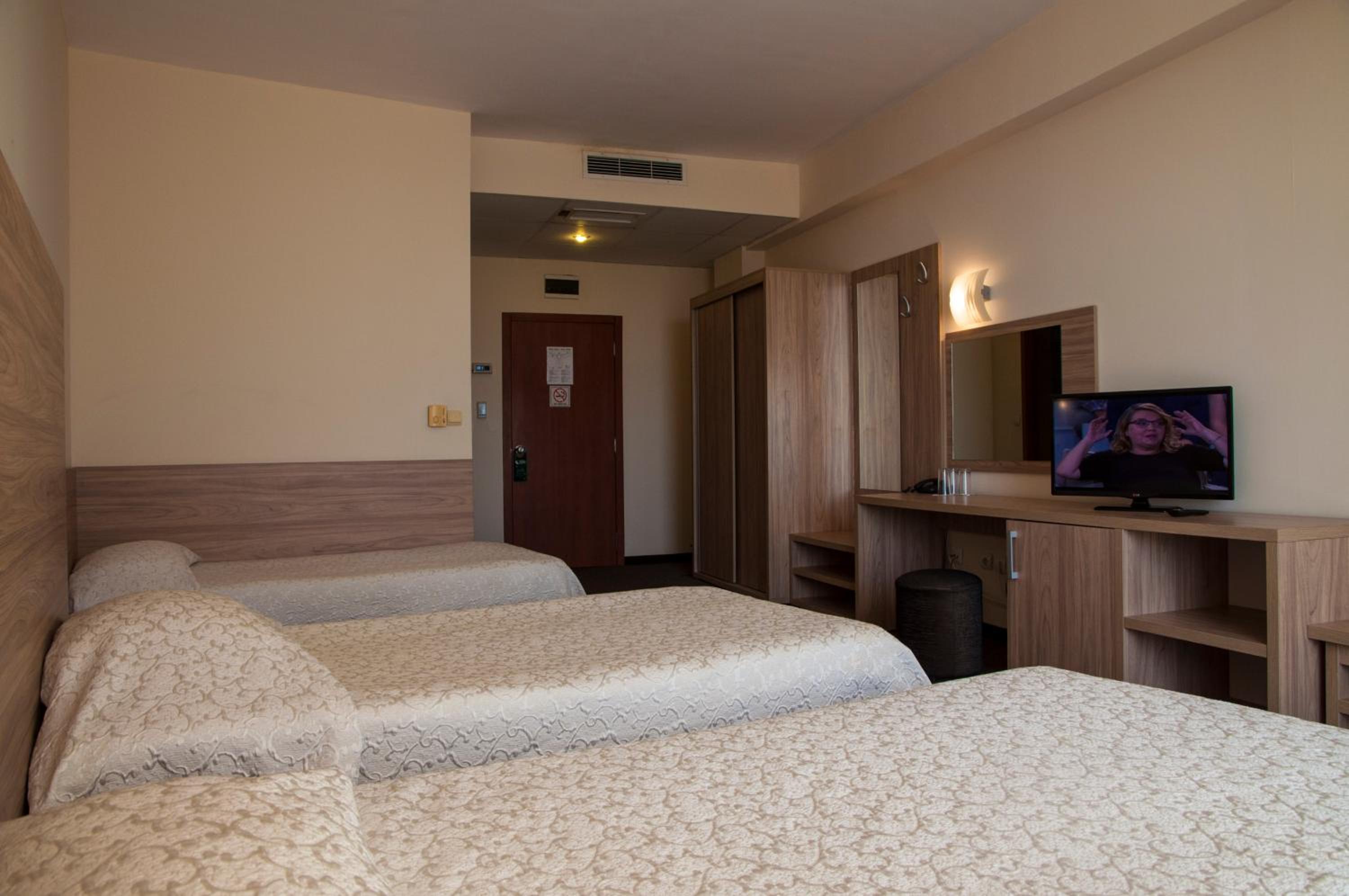Double Room with Balcony and Park View (3 Adults) - Photo 7