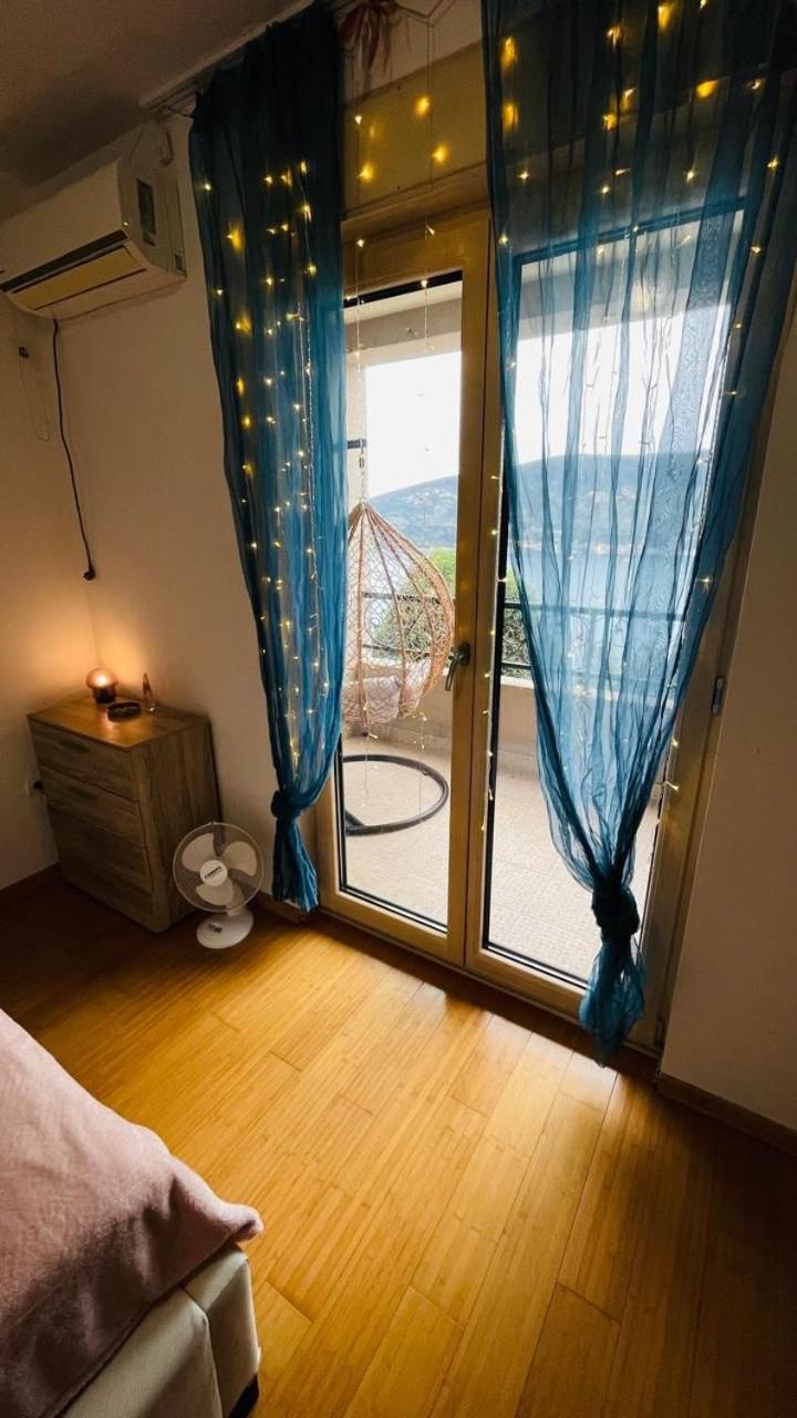 One-Bedroom Apartment with Sea View and Balcony photo 1