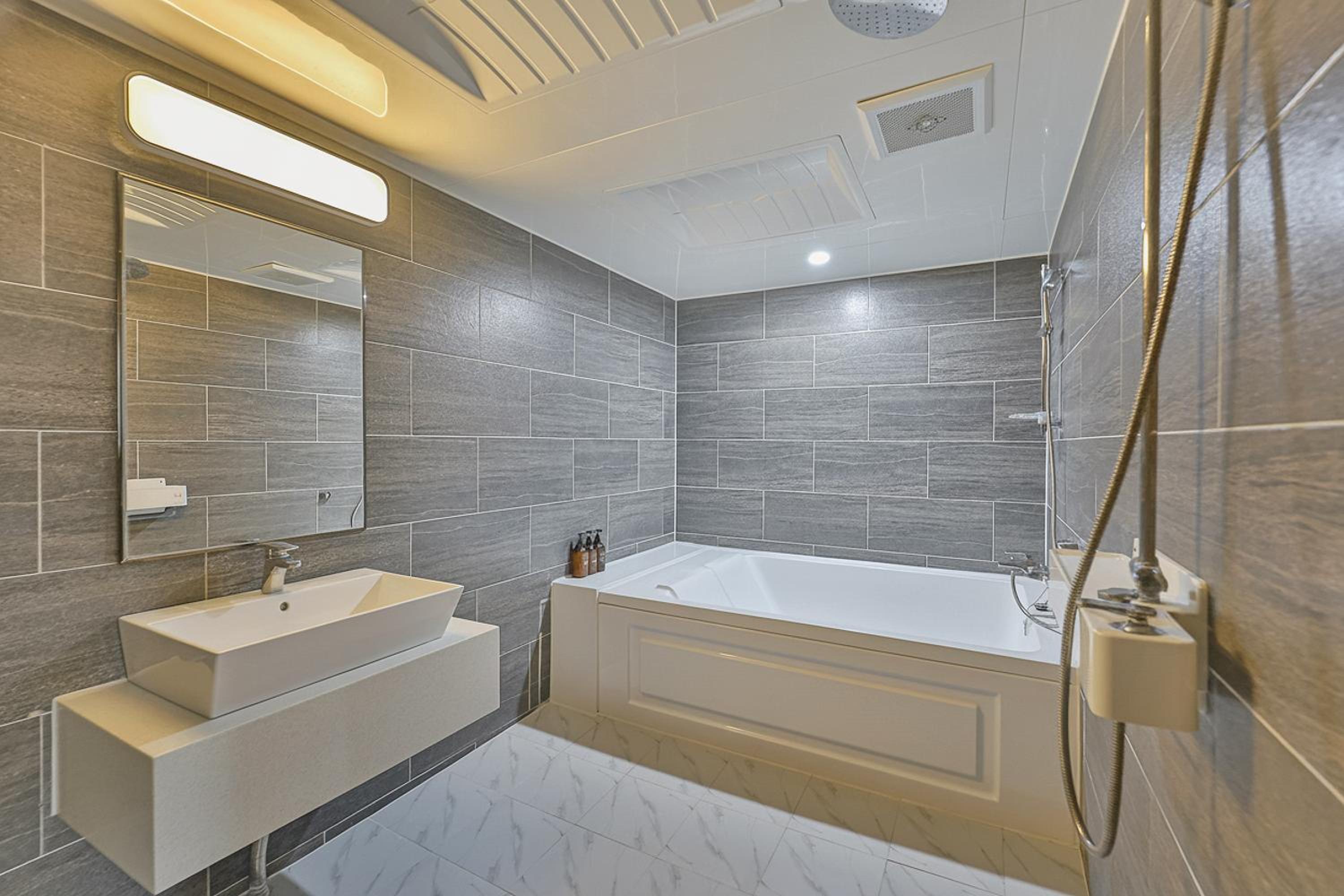 Suite with Sauna - Photo 1