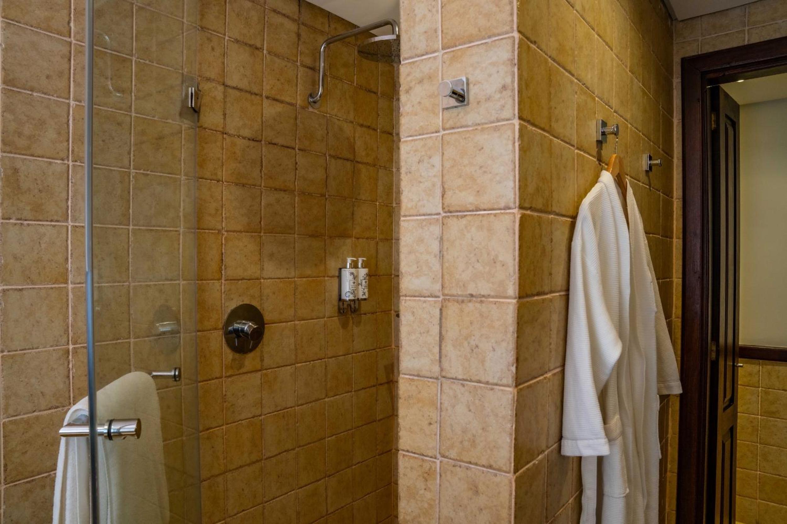 Executive Suite - Photo 3