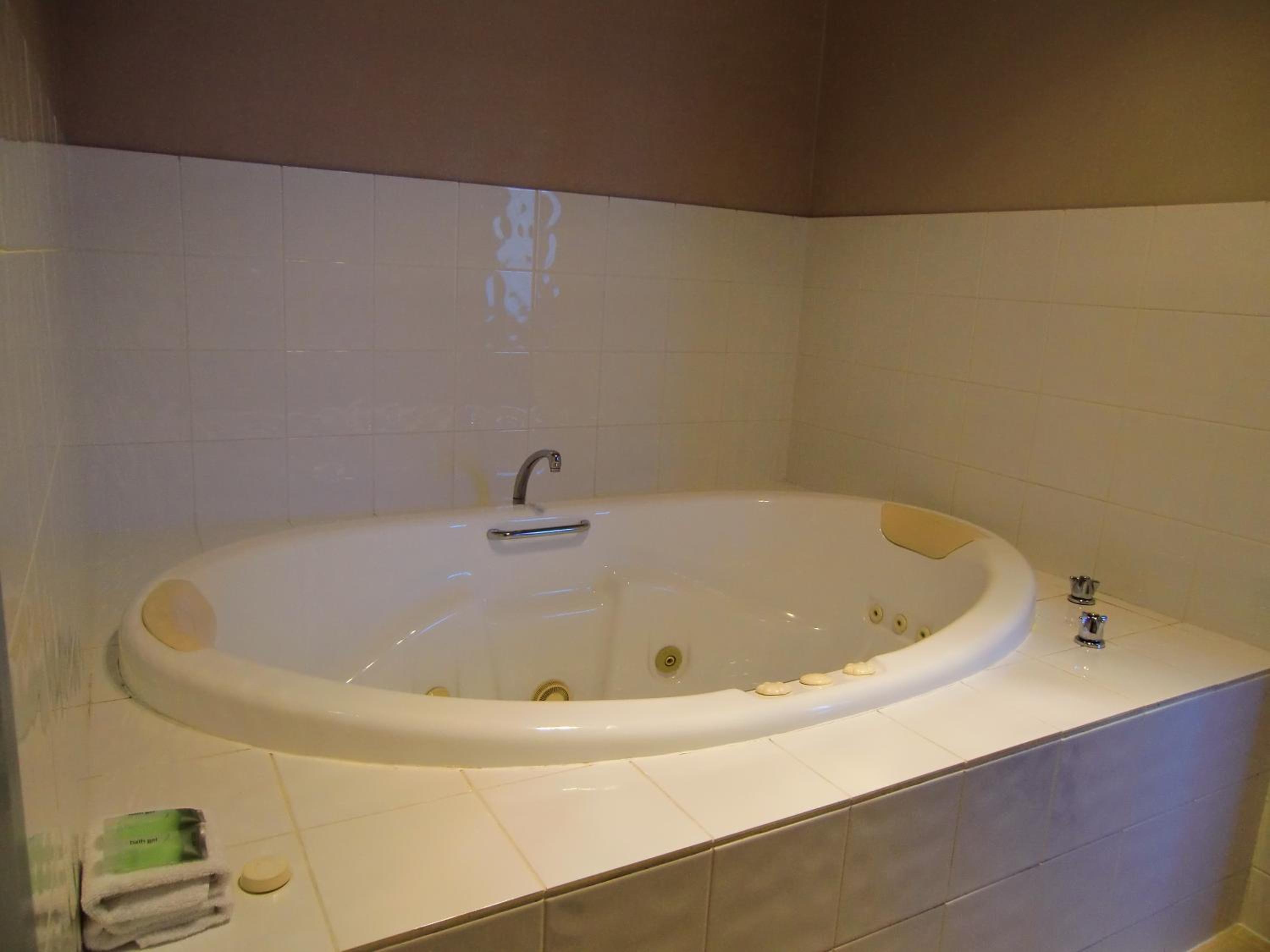 Premium Queen Room with Spa Bath - Photo 2