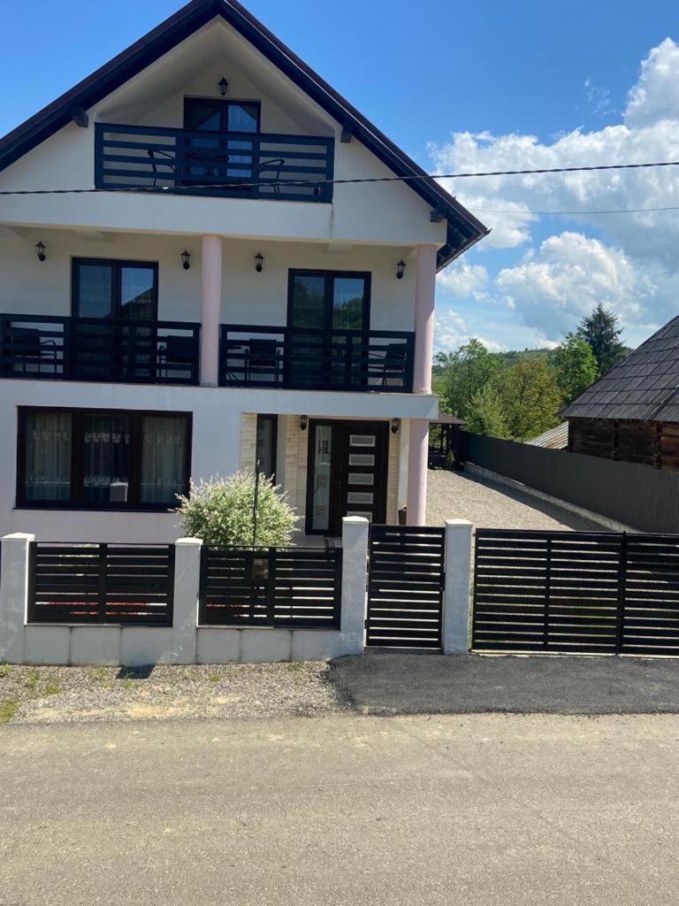 Six-Bedroom House photo 3