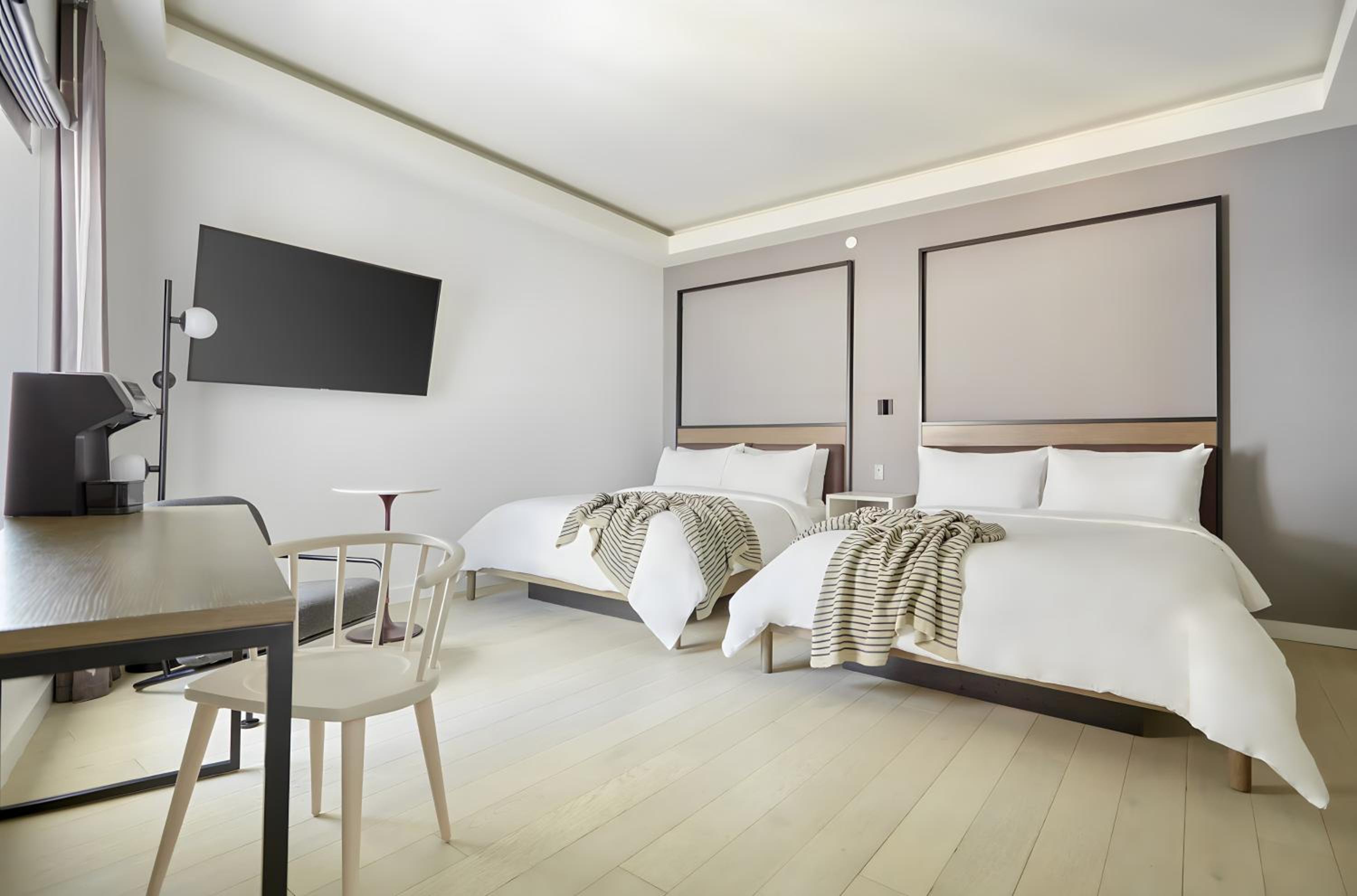 Queen Room with Two Queen Beds - Disability Access - Photo 11